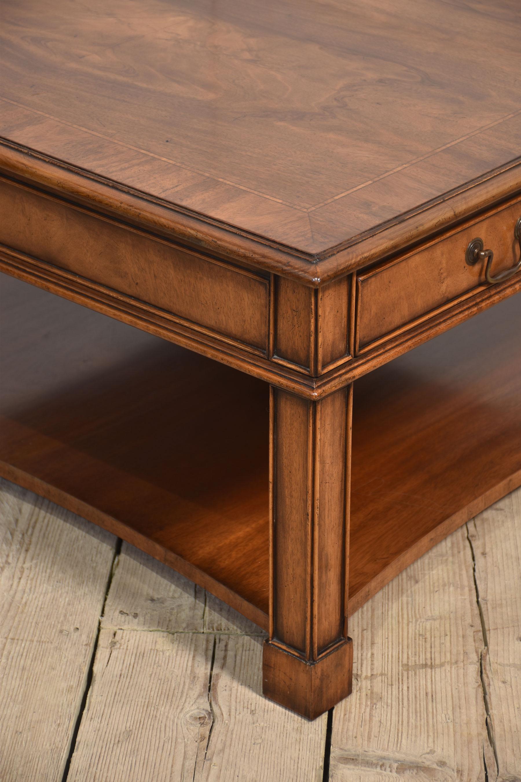 Britannique Table basse en acajou en vente