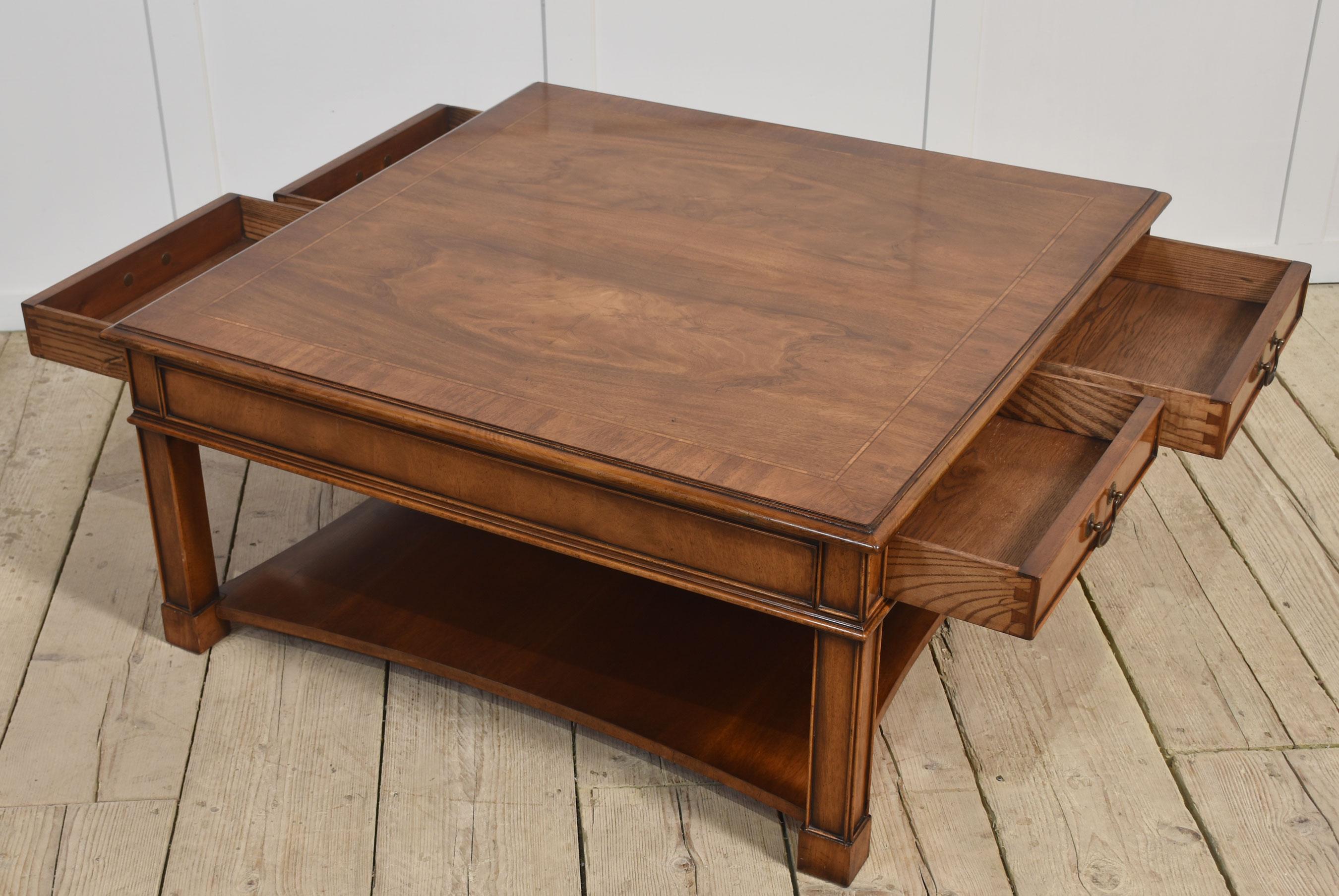 20ième siècle Table basse en acajou en vente