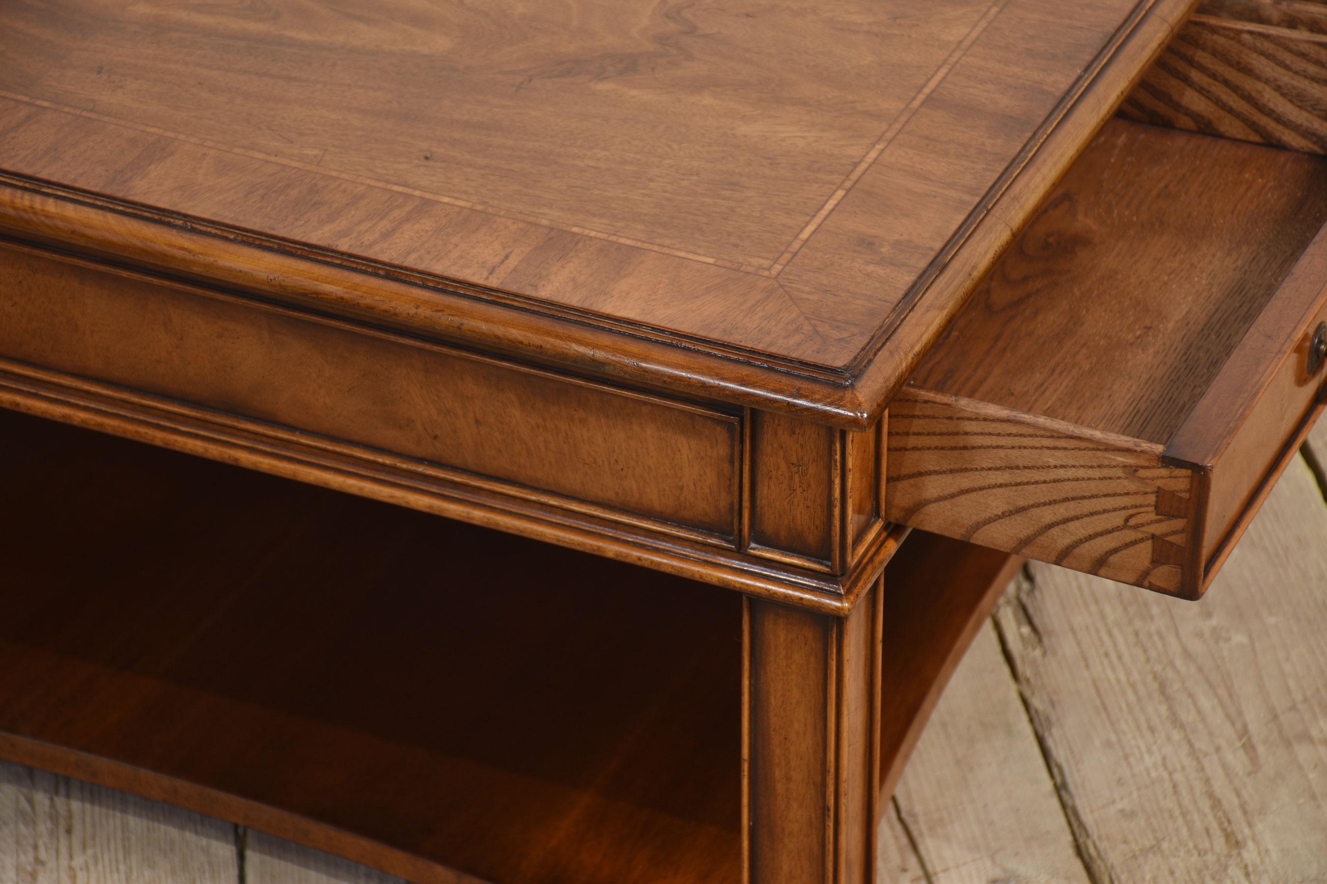 Bois Table basse en acajou en vente