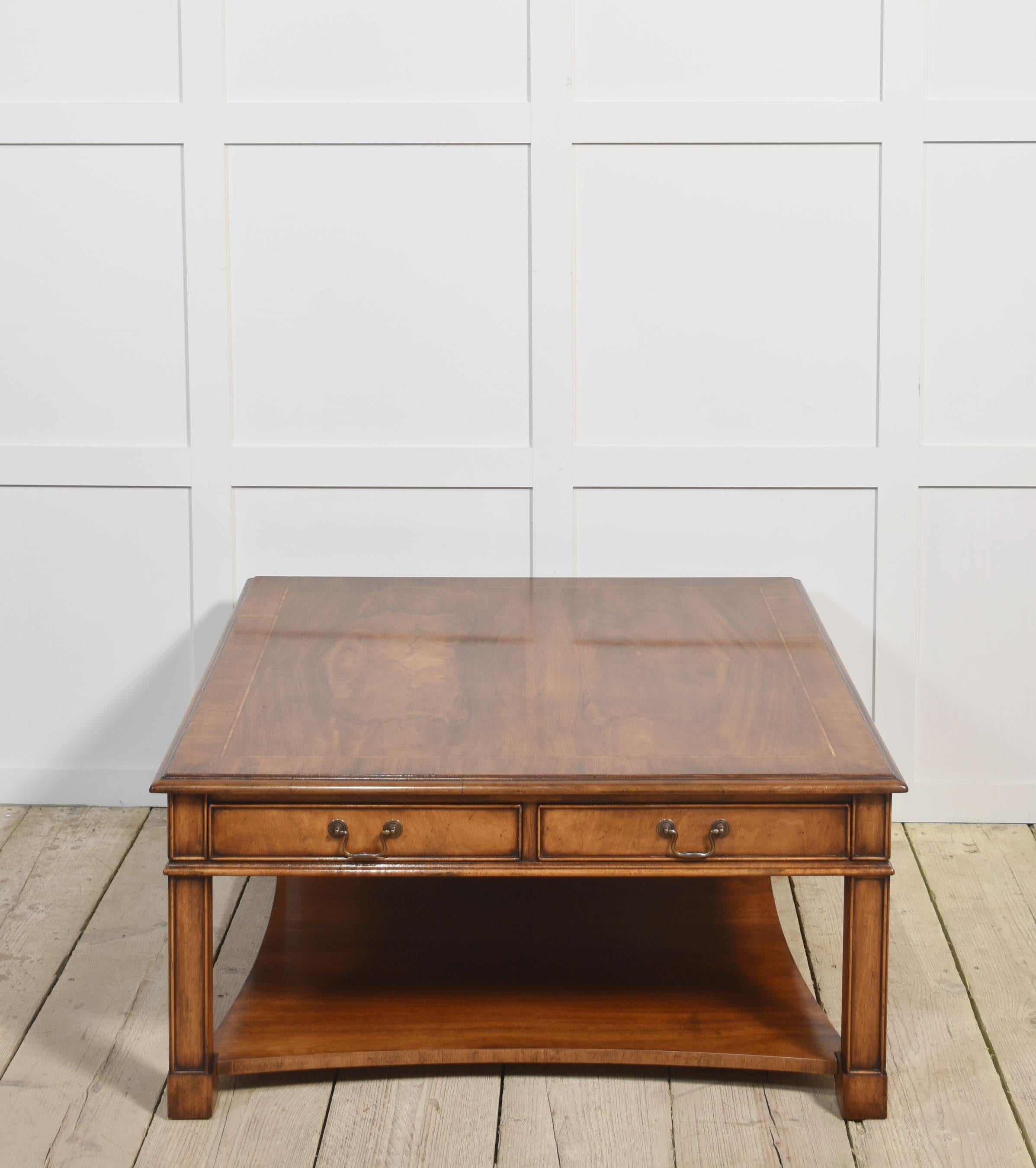 Table basse en acajou en vente 1