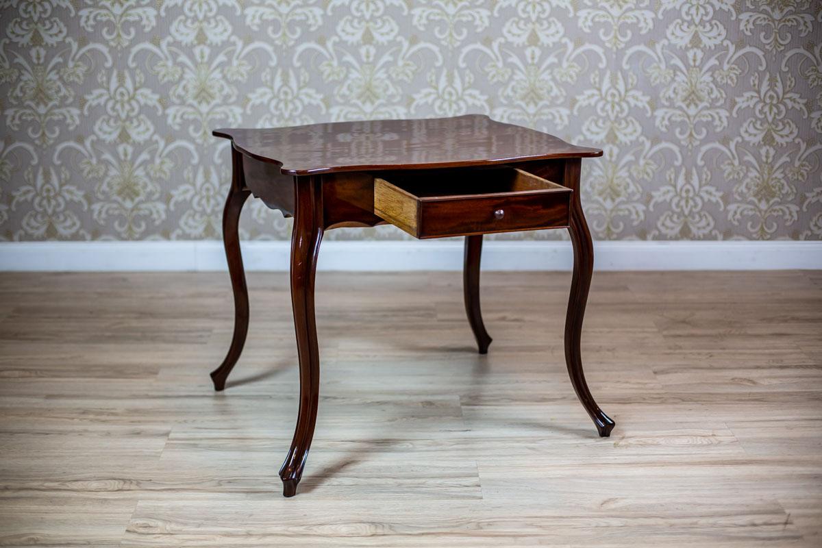 We present you a French mahogany coffee table from the late 19th century.

This piece of furniture has undergone renovation.