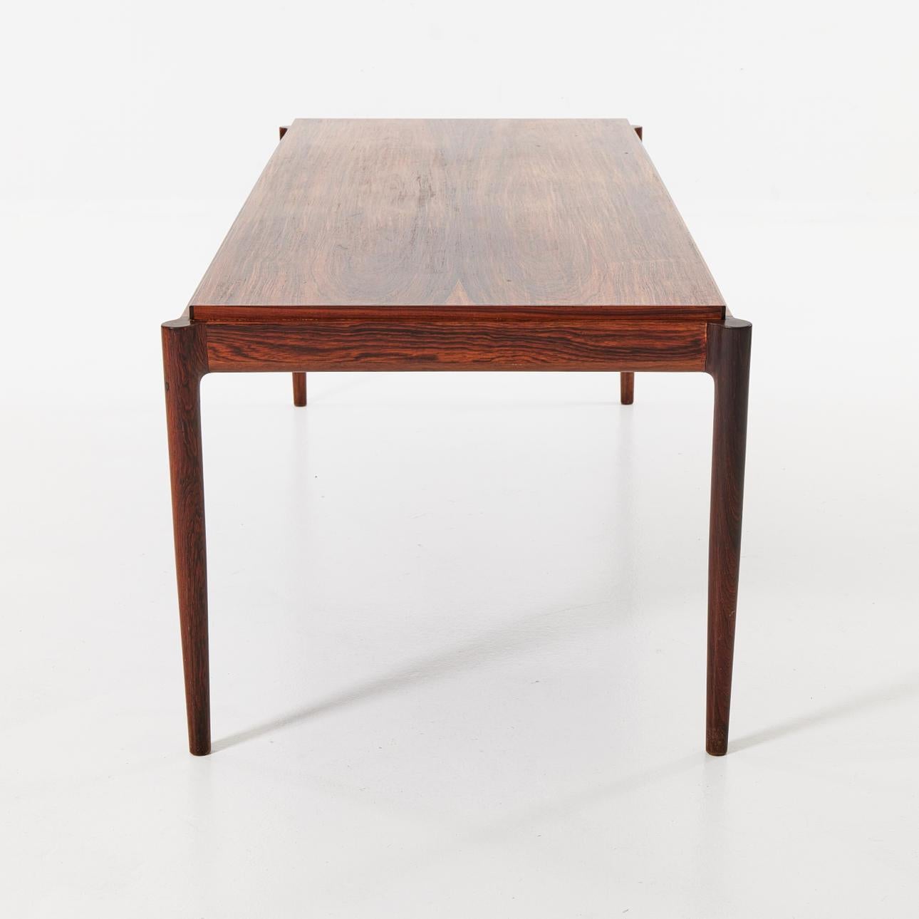 Elegant coffee table by the great Danish designer Ib Kofod Larsen. Its legs outside the structure and its slightly raised top give it its refinement and originality and the mahogany, depth and warmth. This table is of high manufacturing quality and