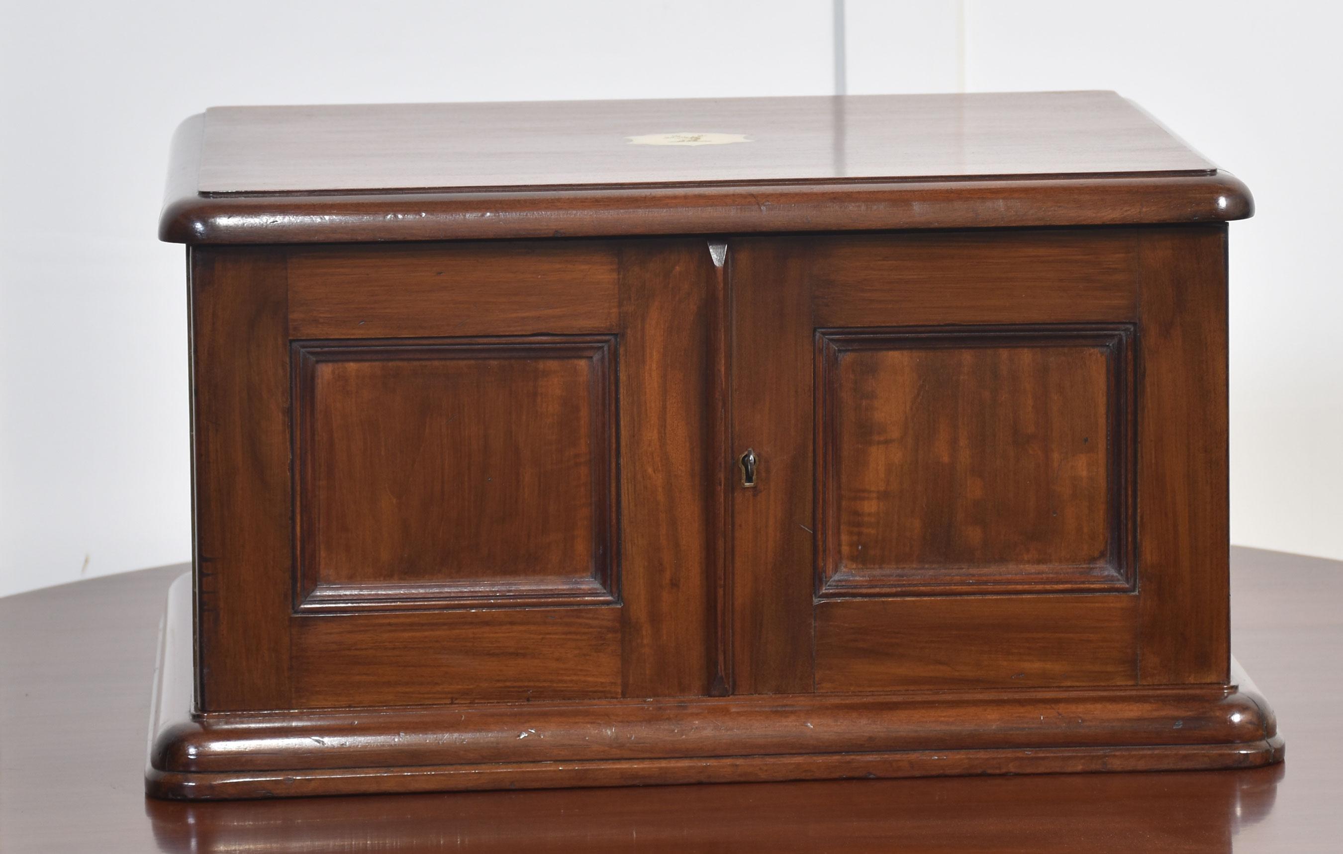 Mueble de coleccionista de caoba Británico en venta