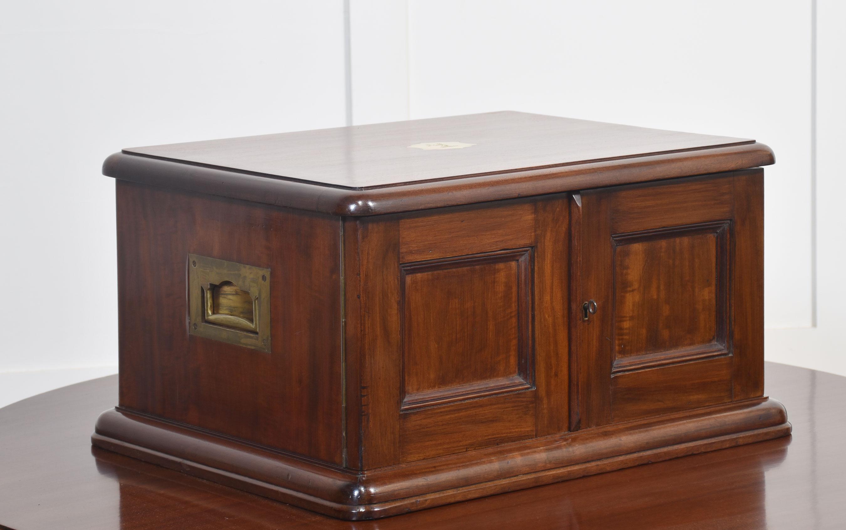 Mueble de coleccionista de caoba en Bueno estado para la venta en Cheshire, GB