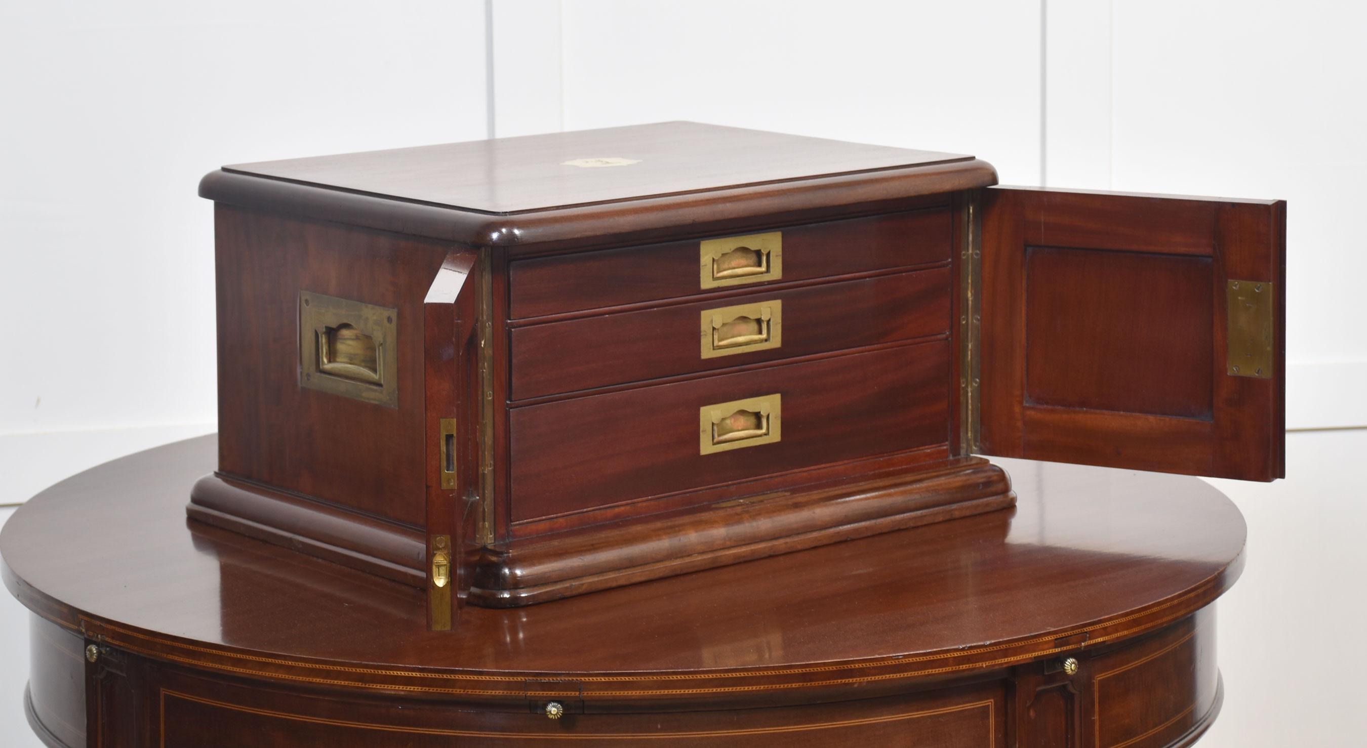 Mueble de coleccionista de caoba siglo XIX en venta