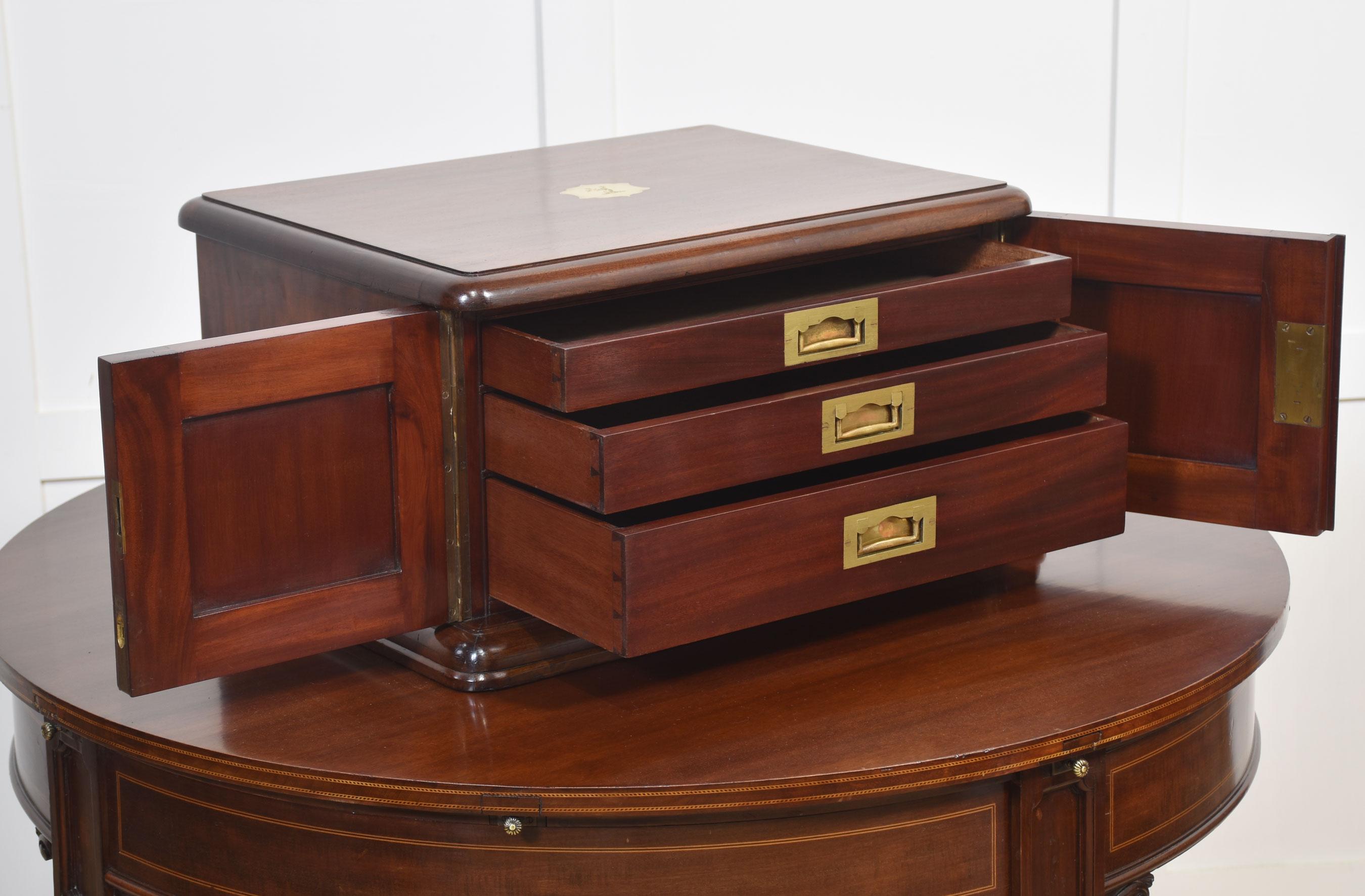 Mueble de coleccionista de caoba en venta 1