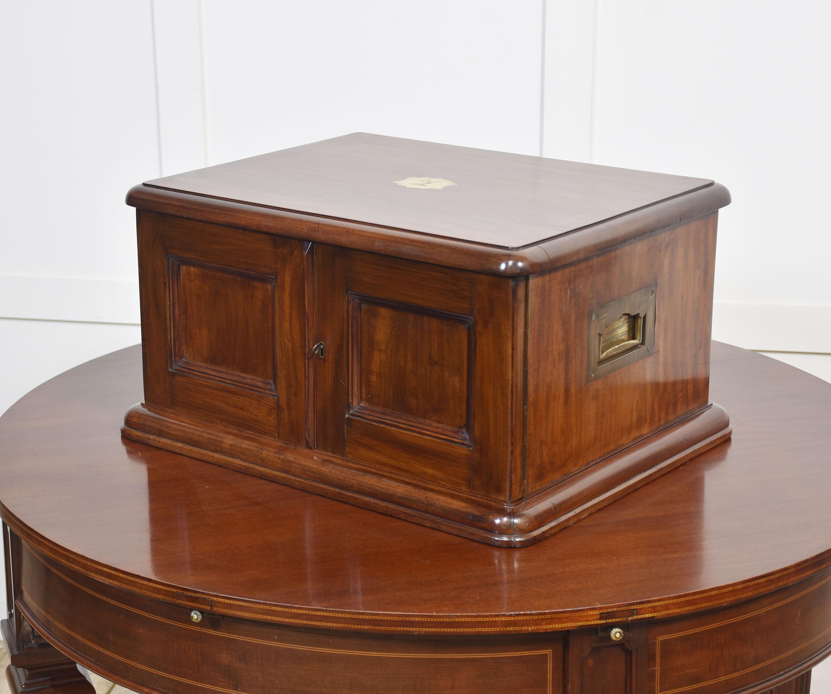 Mueble de coleccionista de caoba en venta 3