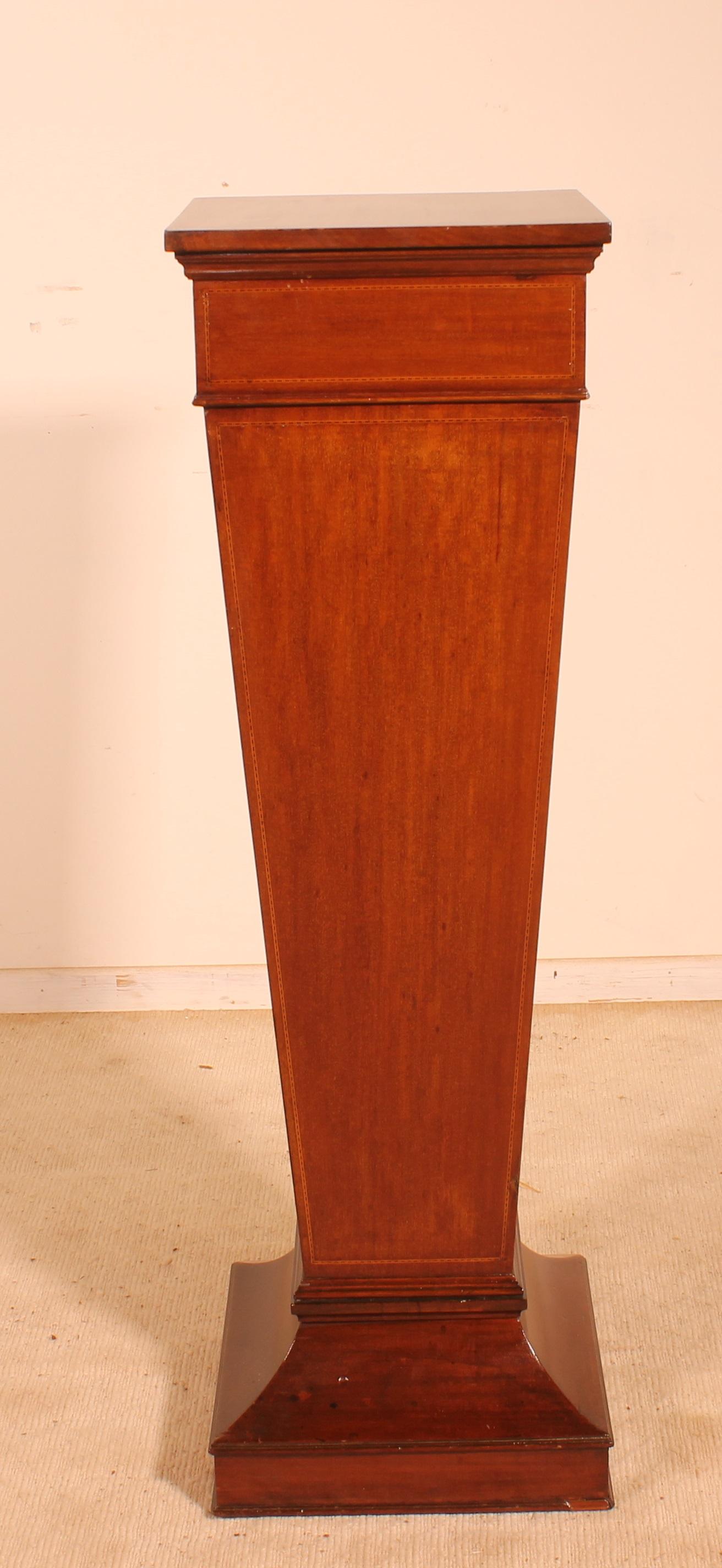 A fine mahogany colomn with inlays of ebony and lemon wood

This beautiful column dates from the end of the 19th-early 20 century- Edwardian period
Elegant column which has beautiful proportions
Beautiful patina and in very good