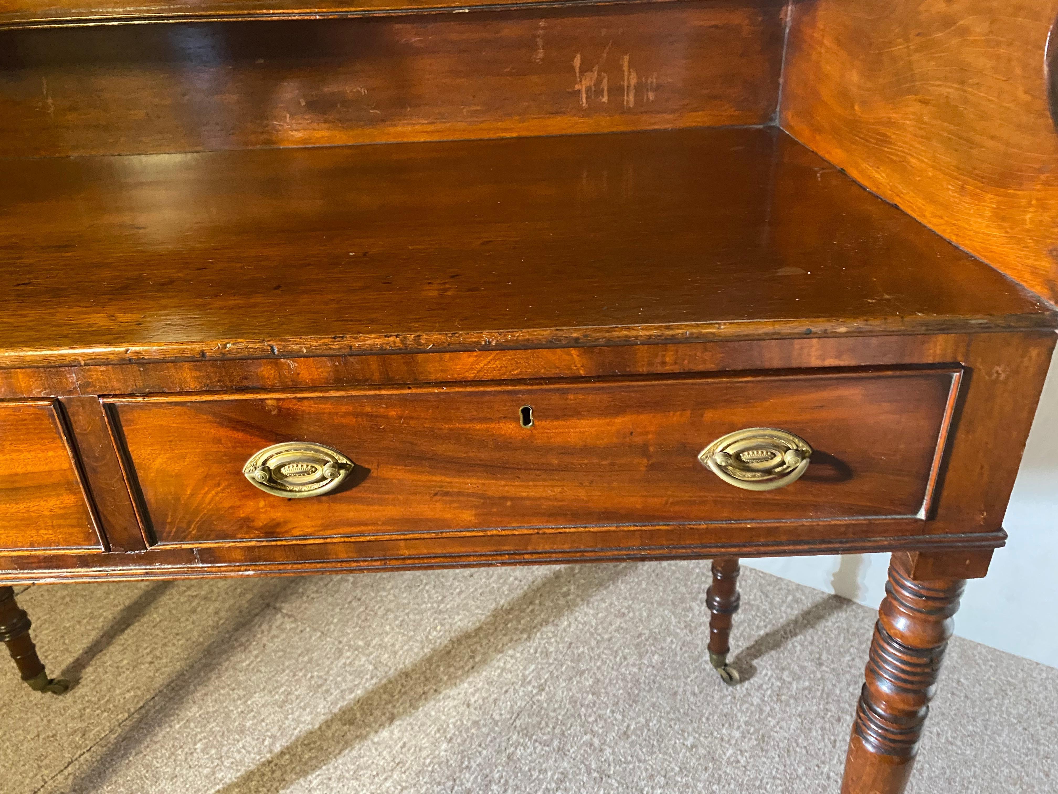 Ce bureau est en acajou massif, il date du 19ème siècle, d'origine anglaise. Il est en bon état. Deux tiroirs sur la façade avec entrée d'origine. Il peut être utilisé comme console ou desserte dans une entrée, une chambre ou un salon. Il est équipé