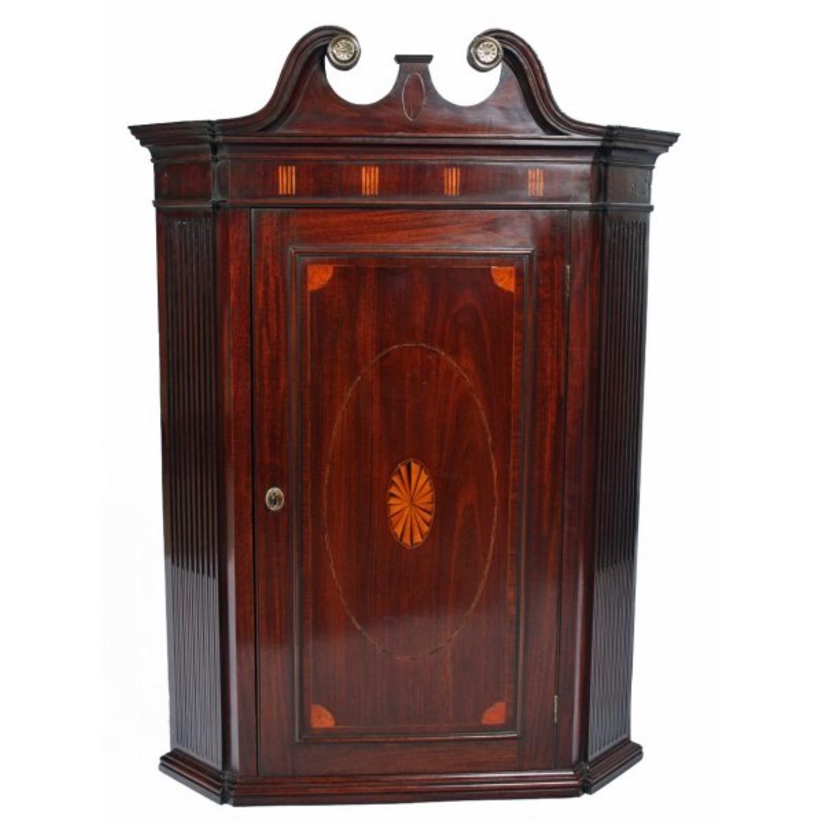 18th Century Mahogany corner cabinet

An exceptional example of an 18th century George III mahogany corner cupboard.

The cabinet has a single door with a framed panel incorporating central fan inlay and oval line inlay surrounds.

The