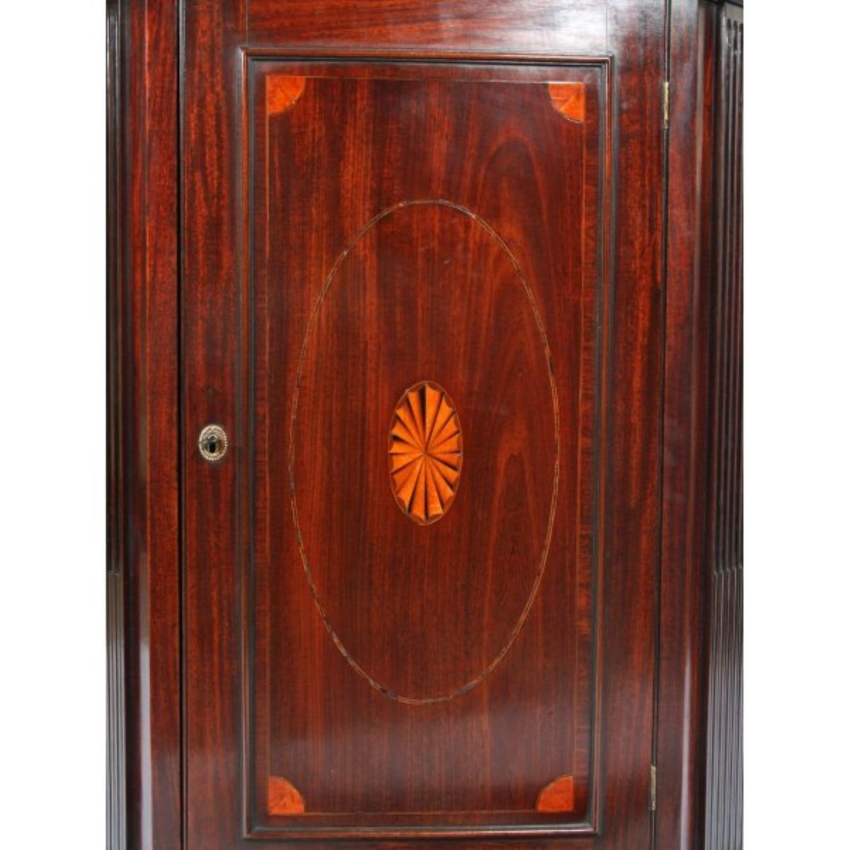Mahogany Corner Cabinet, 18th Century In Excellent Condition For Sale In Southall, GB