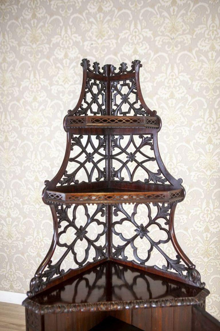 Cabinet d'angle/étagère en acajou du début du 20e siècle avec côtés ajourés

Un meuble d'angle/étagère original aux côtés ajourés, richement décoré de sculptures sur bois. Une porte à un vantail, verrouillable avec une clé, à l'intérieur il y a