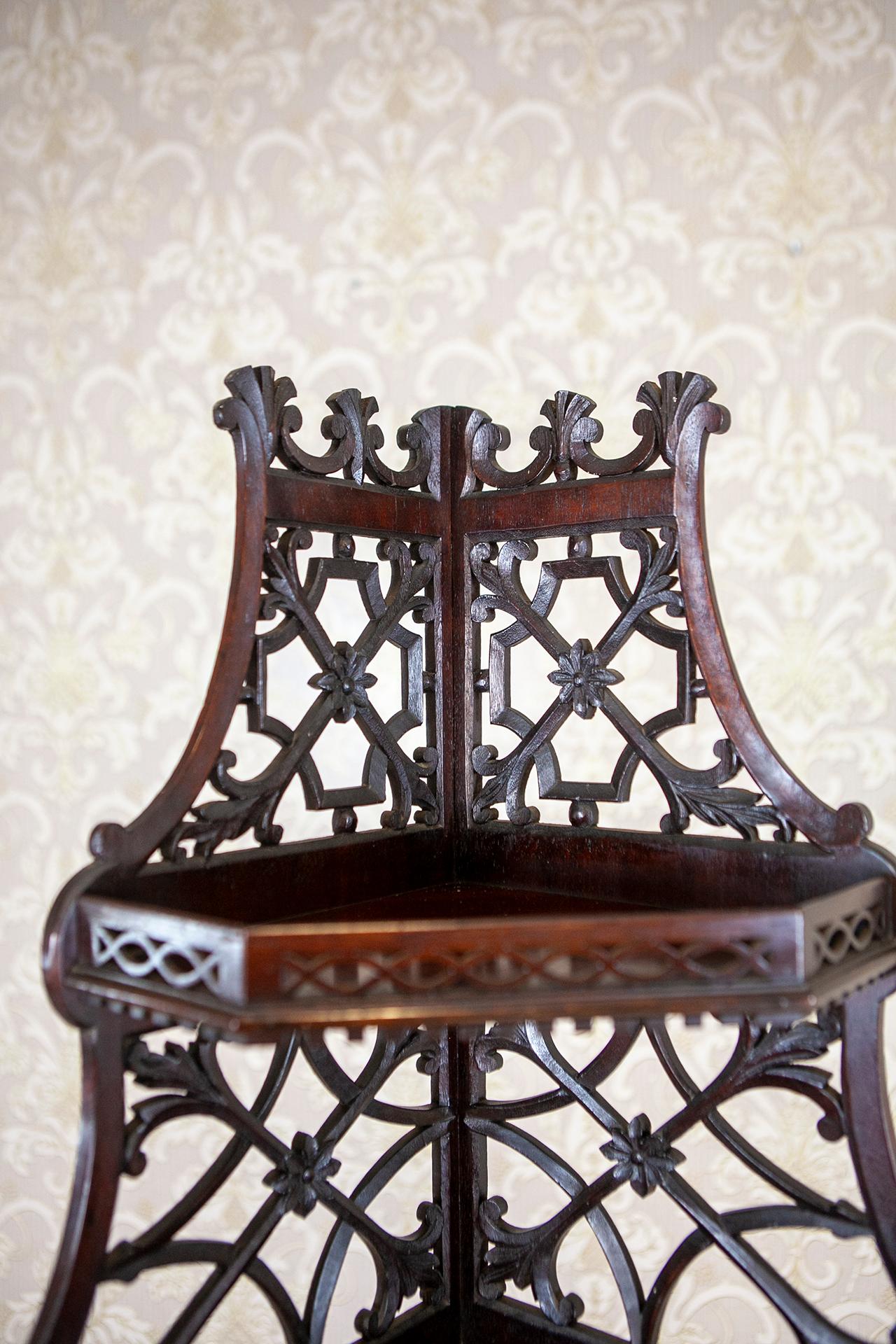 Colonial britannique Cabinet d'angle/étagère en acajou du début du 20e siècle avec côtés ajourés en vente