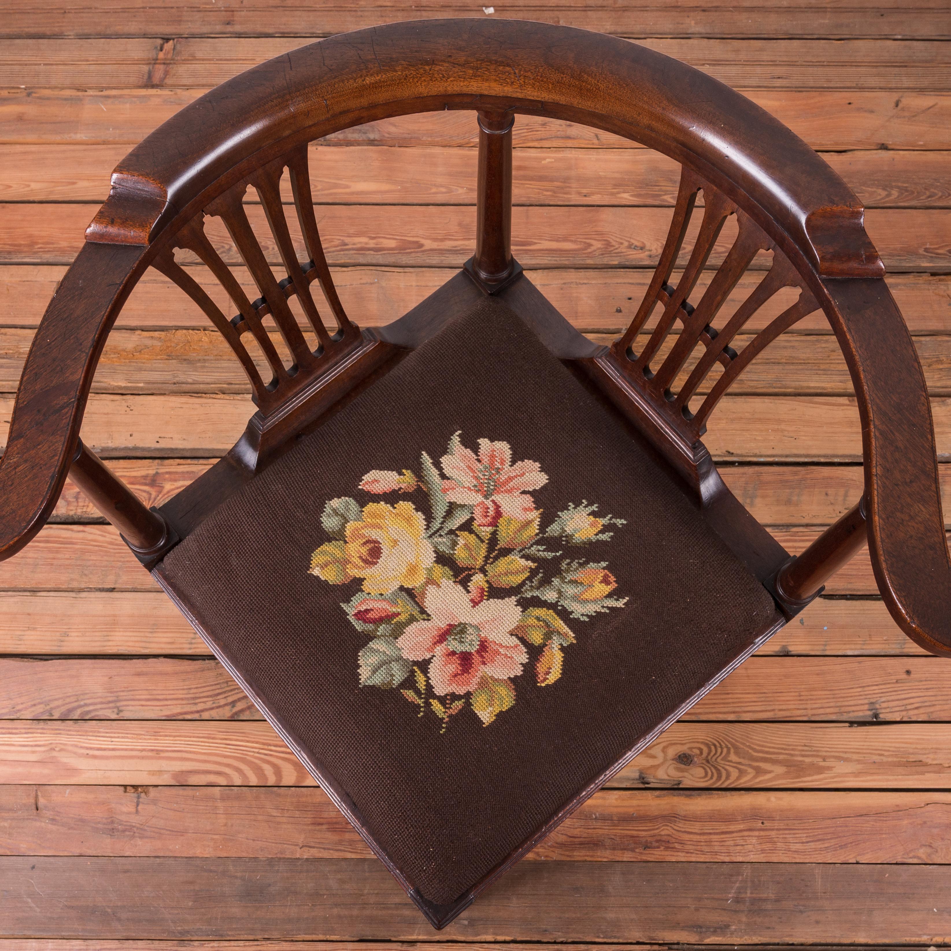 Mahogany Corner Necessary Chair In Good Condition For Sale In Savannah, GA