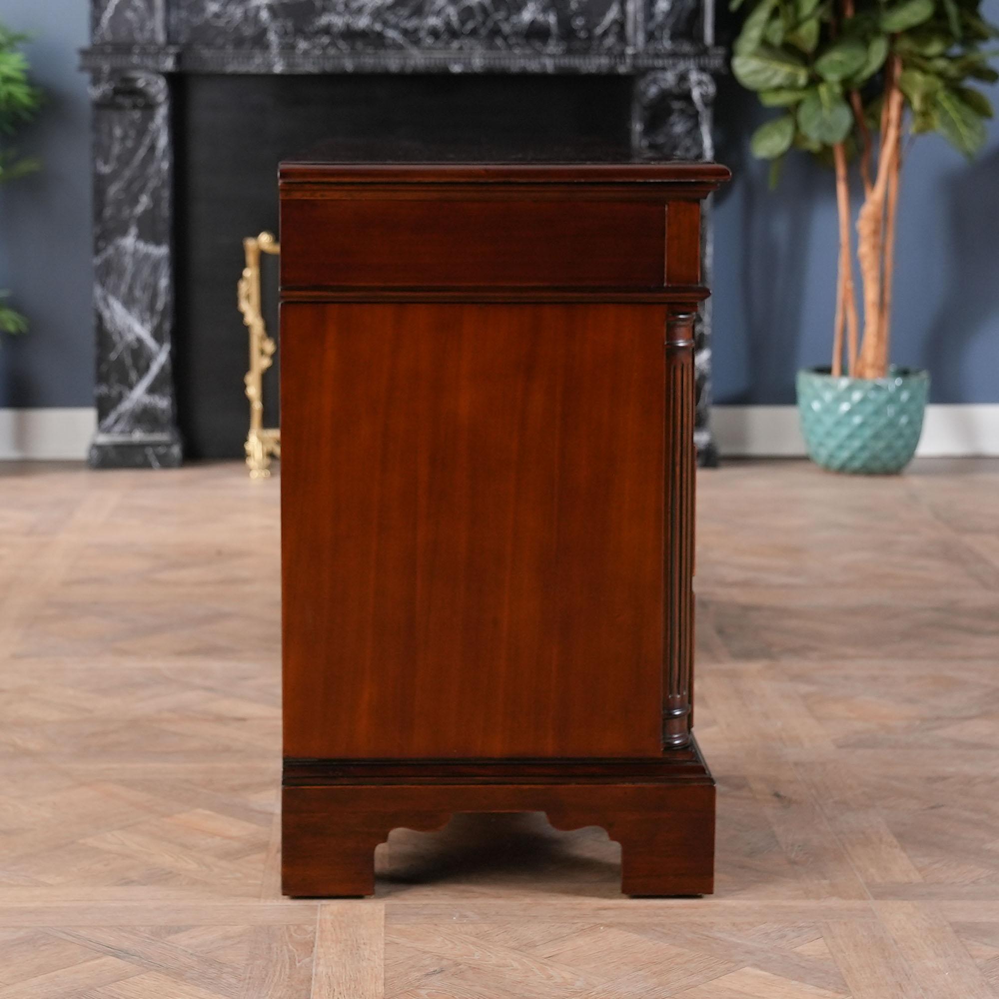 Mahagoni-Credenza (Handgeschnitzt) im Angebot