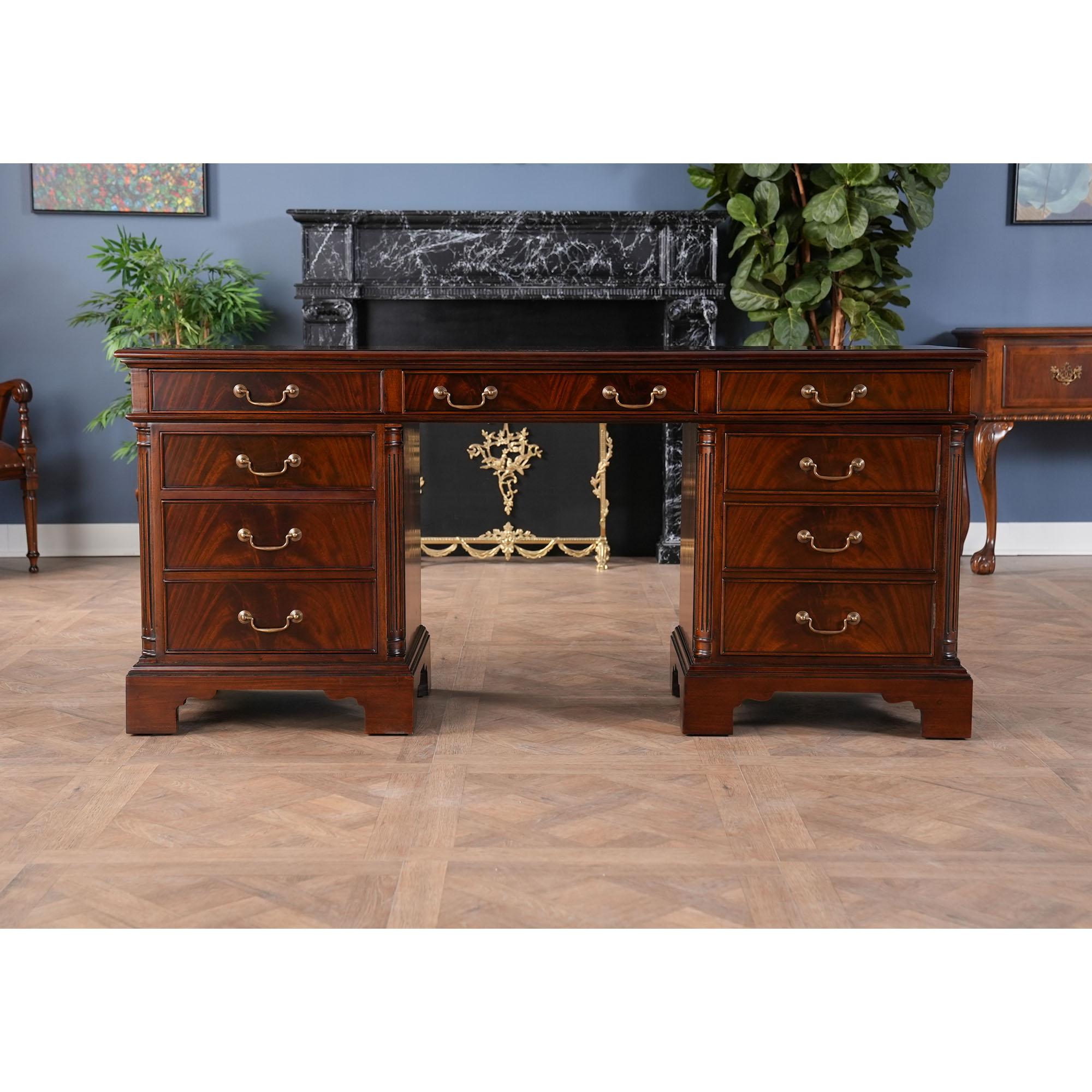 Dieses Mahagoni-Credenza passt zu einer Reihe von anderen Artikeln der Niagara Furniture Office Collection. Die Kredenz besteht aus drei Teilen, wobei die Platte und die beiden Sockel für den Transport und die Montage voneinander getrennt sind. Im