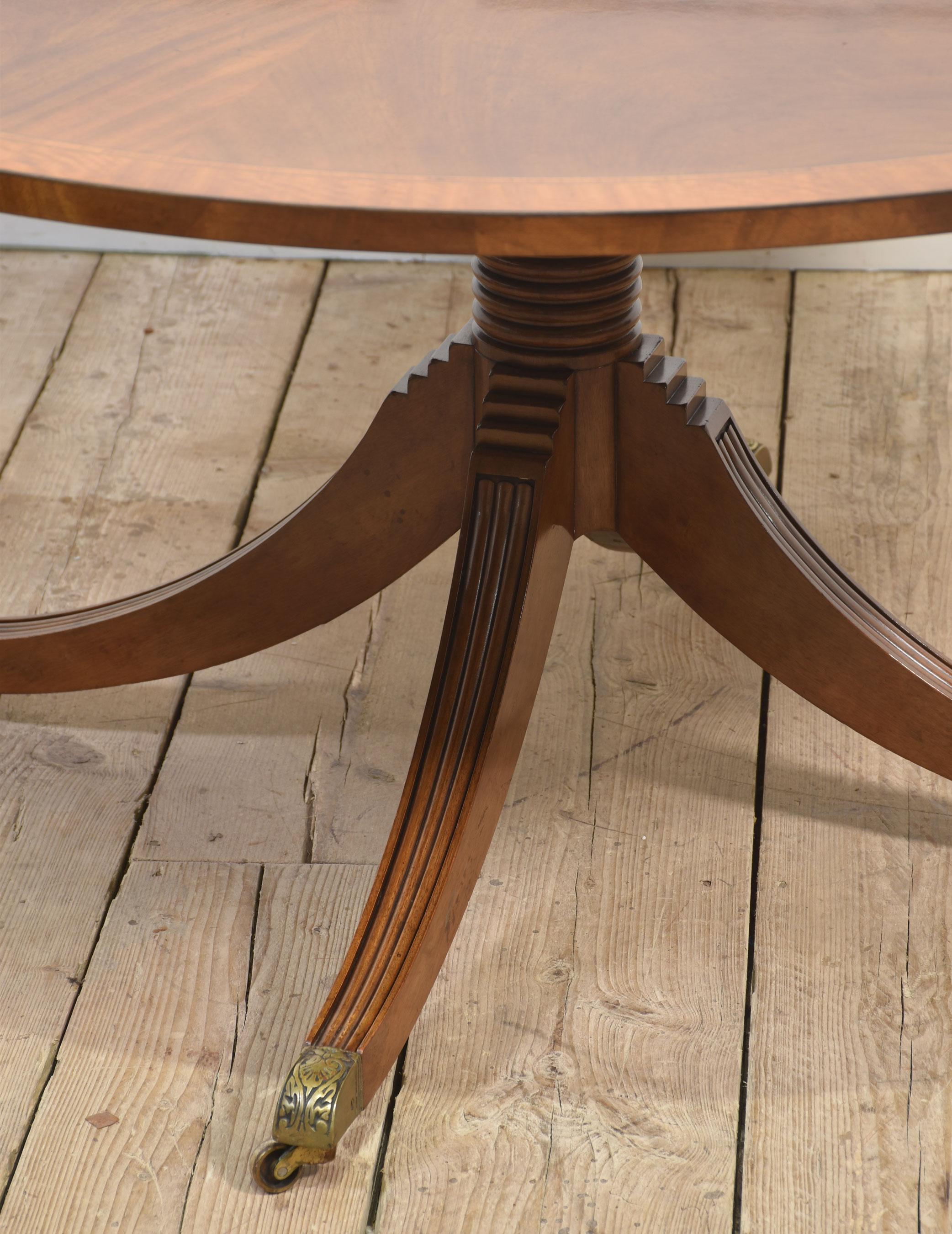 Mesa de comedor circular de caoba con bandas cruzadas Británico en venta