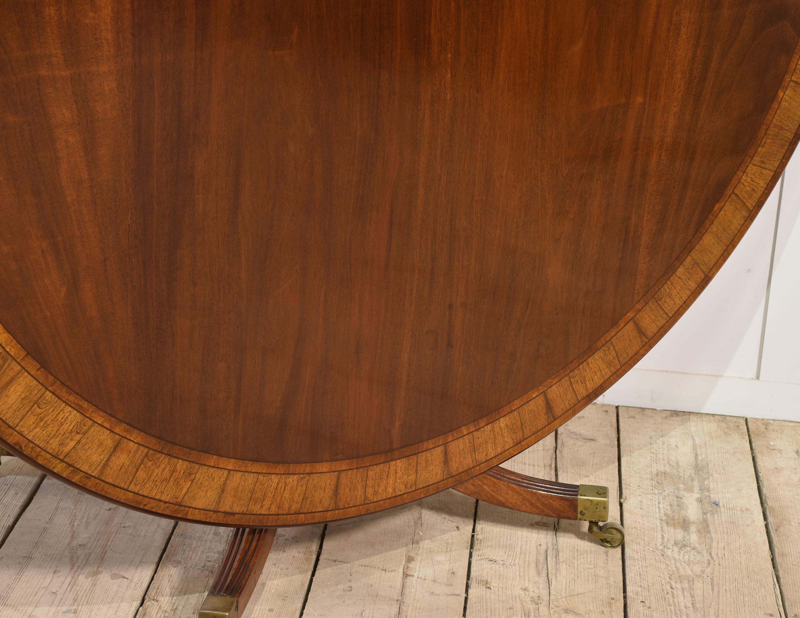 Mahogany cross banded circular dining table In Good Condition In Cheshire, GB