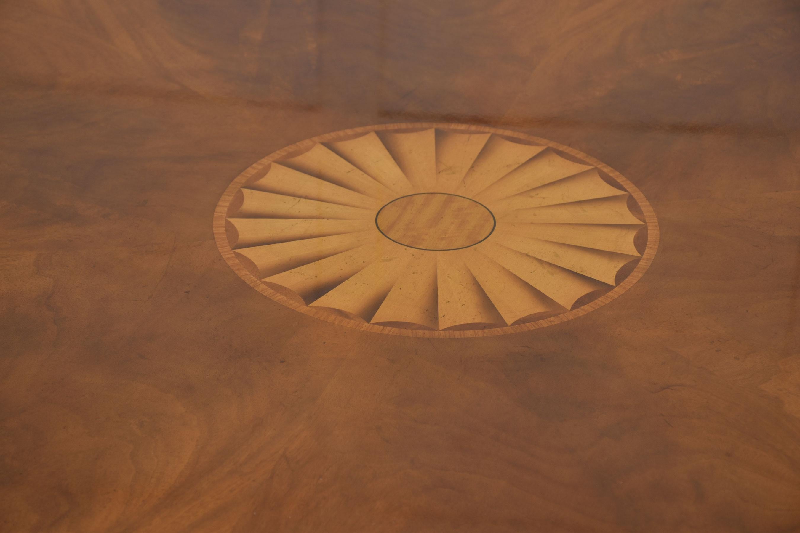 Mesa de comedor circular de caoba con bandas cruzadas siglo XX en venta