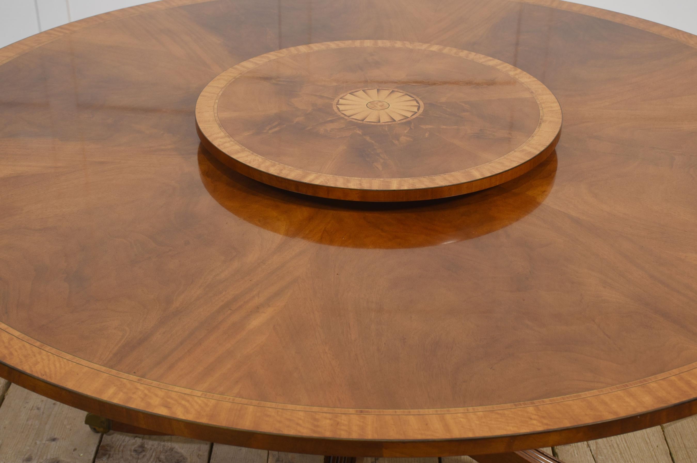 Mesa de comedor circular de caoba con bandas cruzadas en venta 2