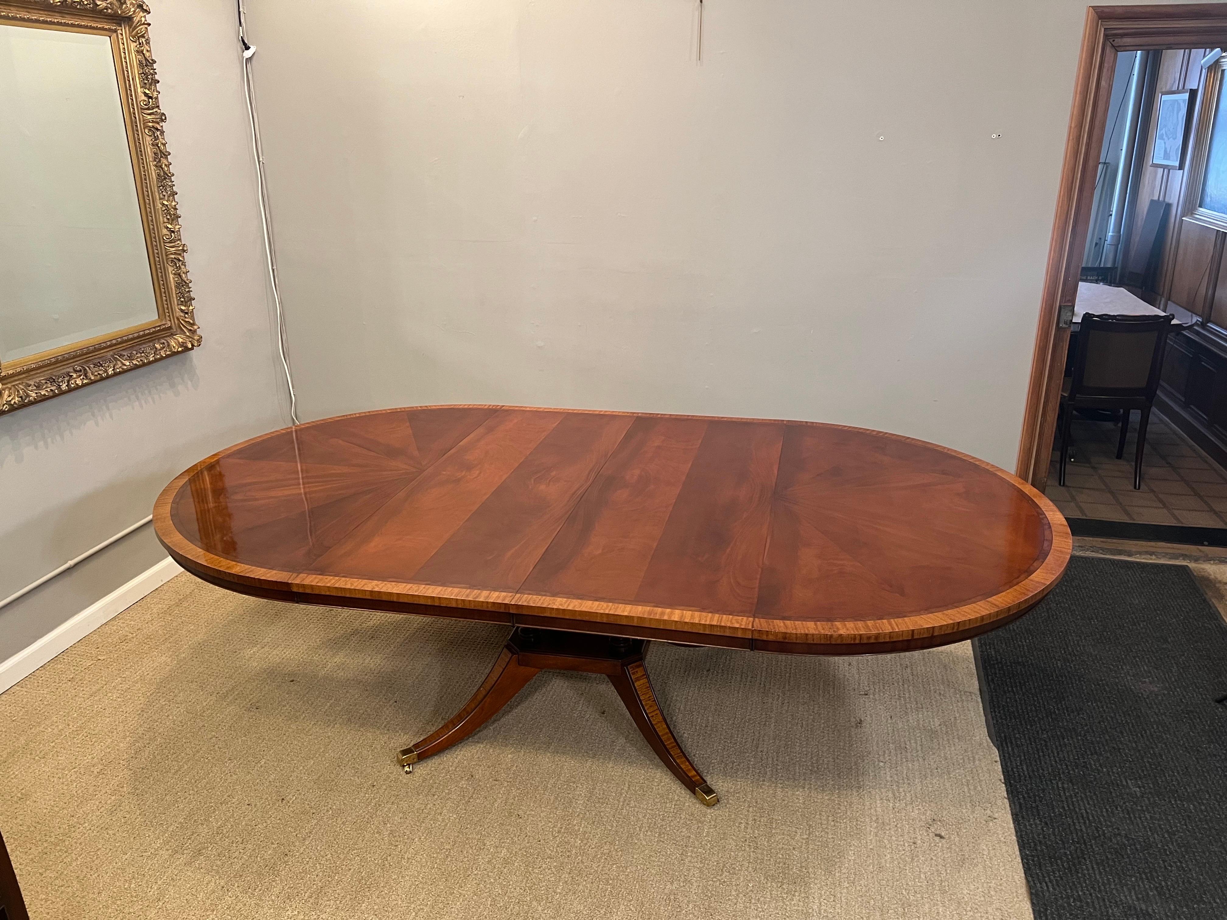 Mahogany & Cross-Banded Single Pedestal Extension, Dining Table with Two Leaves 4