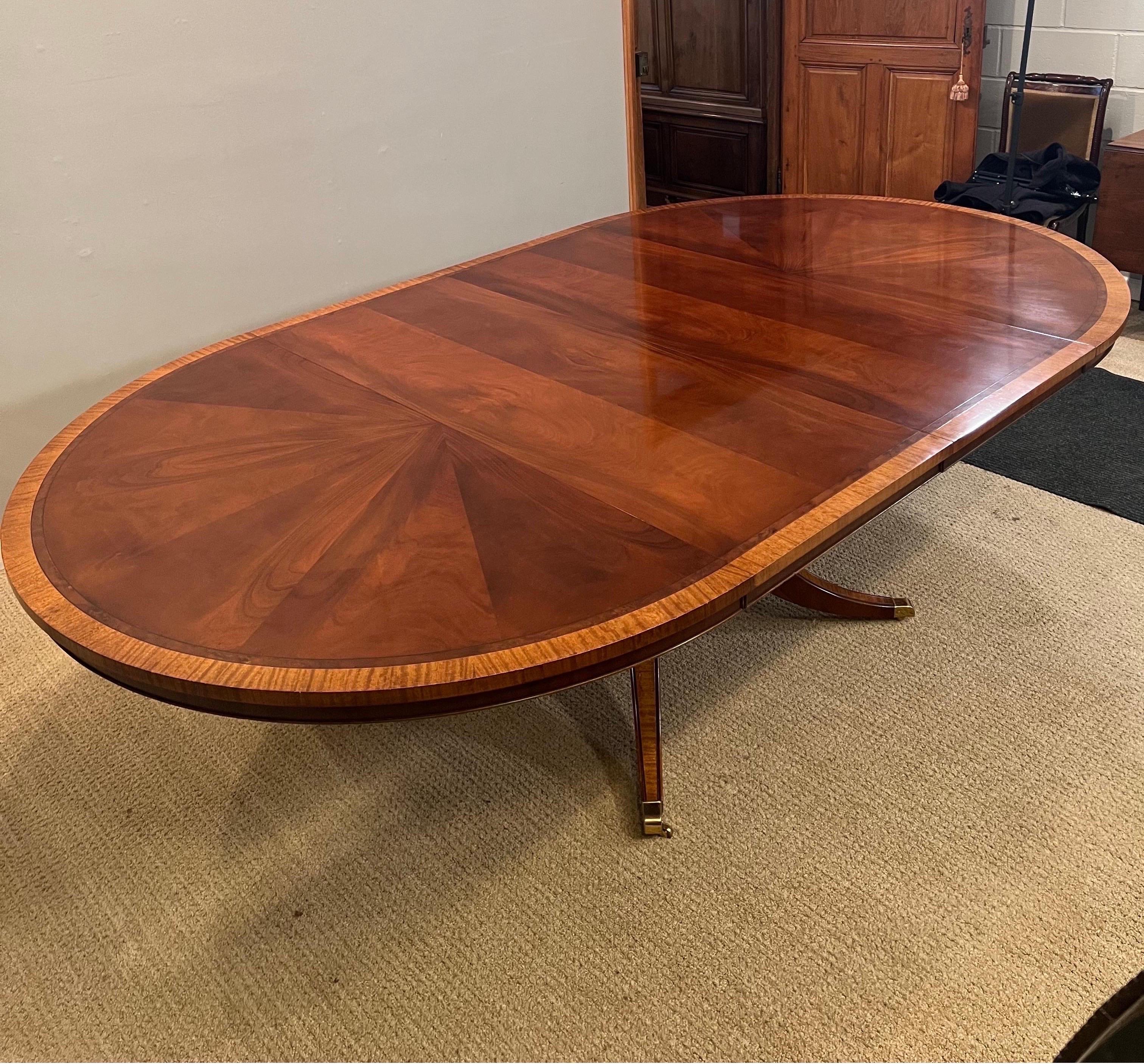 Mahogany & Cross-Banded Single Pedestal Extension, Dining Table with Two Leaves 5