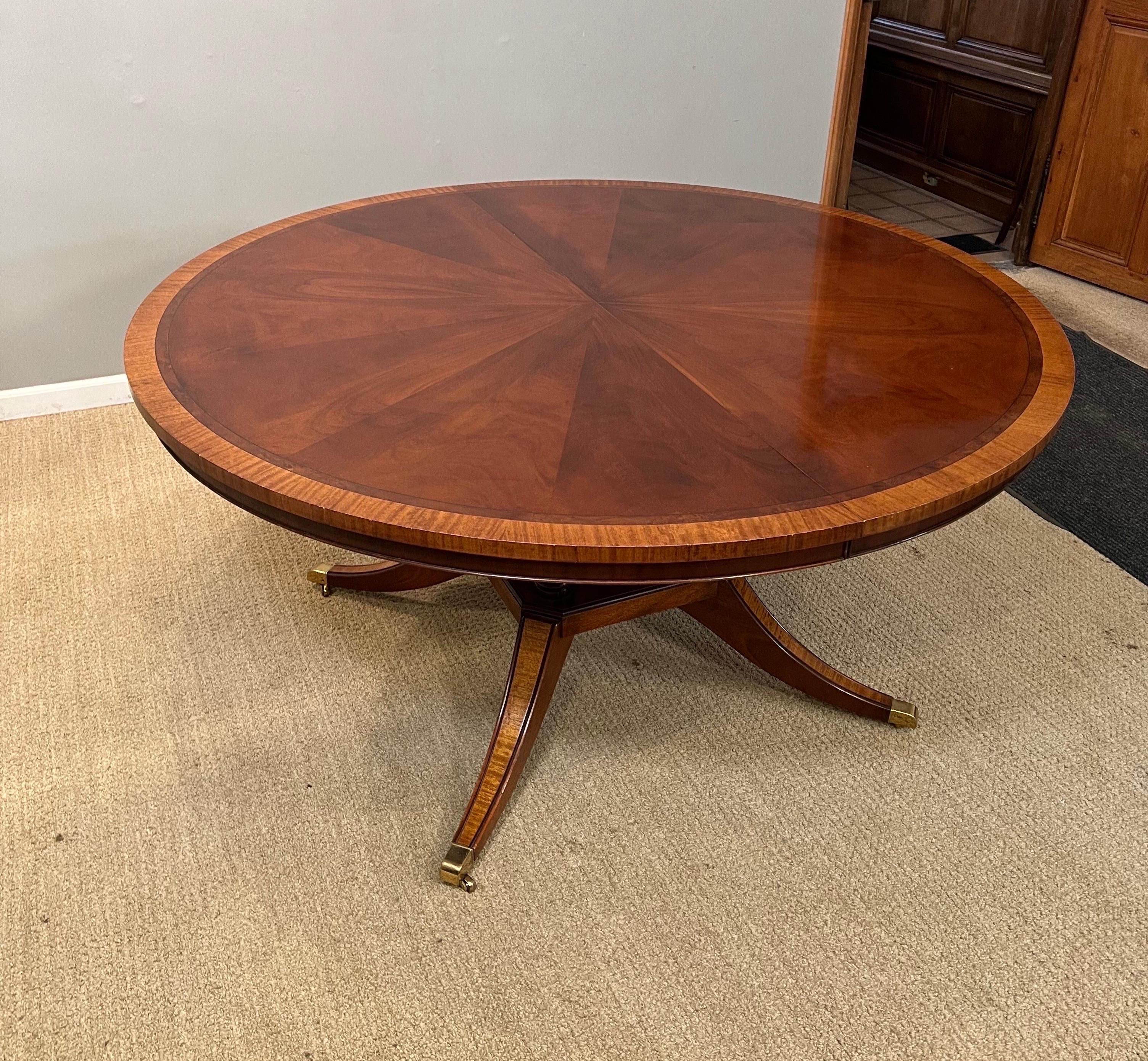 George III Mahogany & Cross-Banded Single Pedestal Extension, Dining Table with Two Leaves
