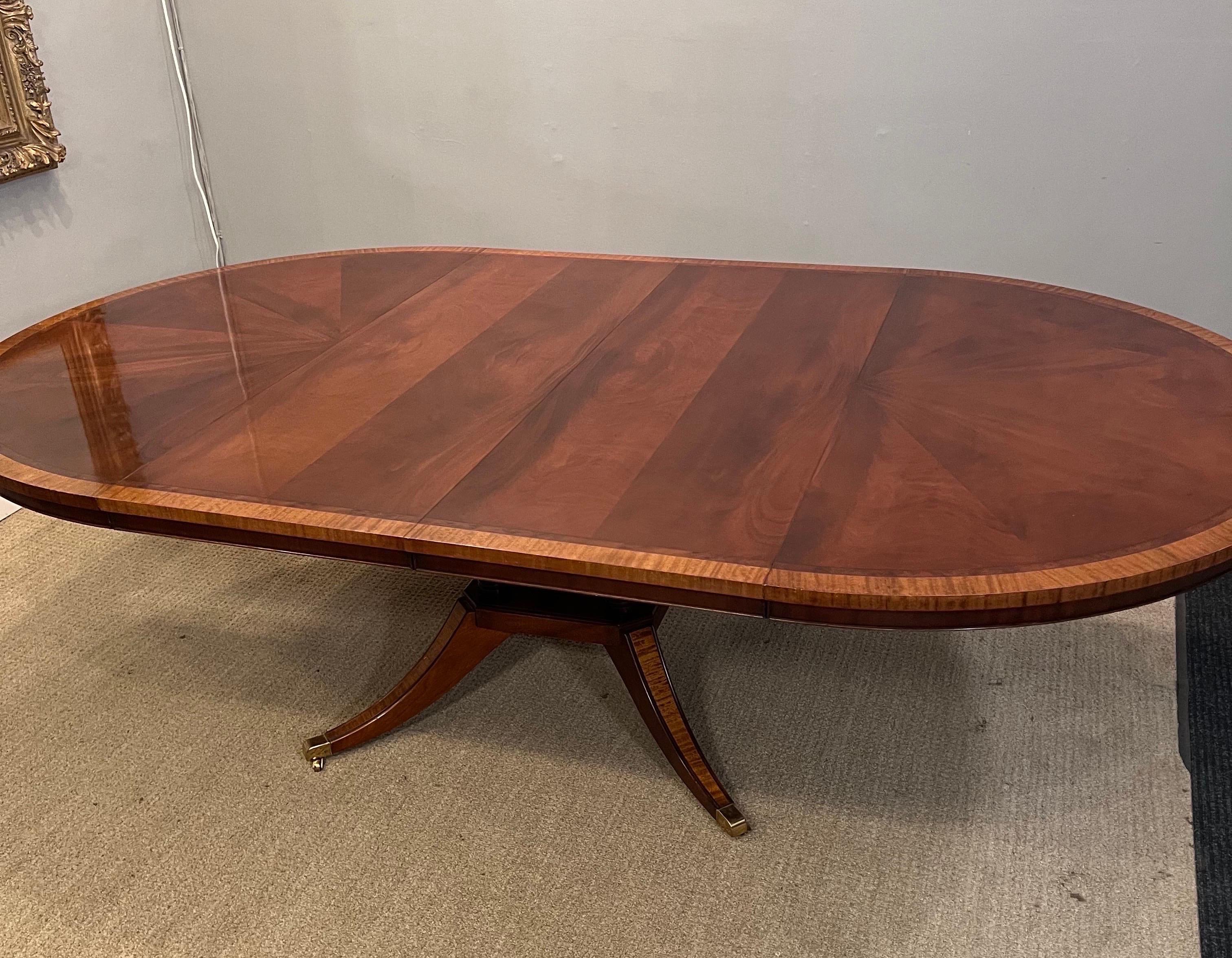 Mahogany & Cross-Banded Single Pedestal Extension, Dining Table with Two Leaves In Good Condition In Huntington, NY