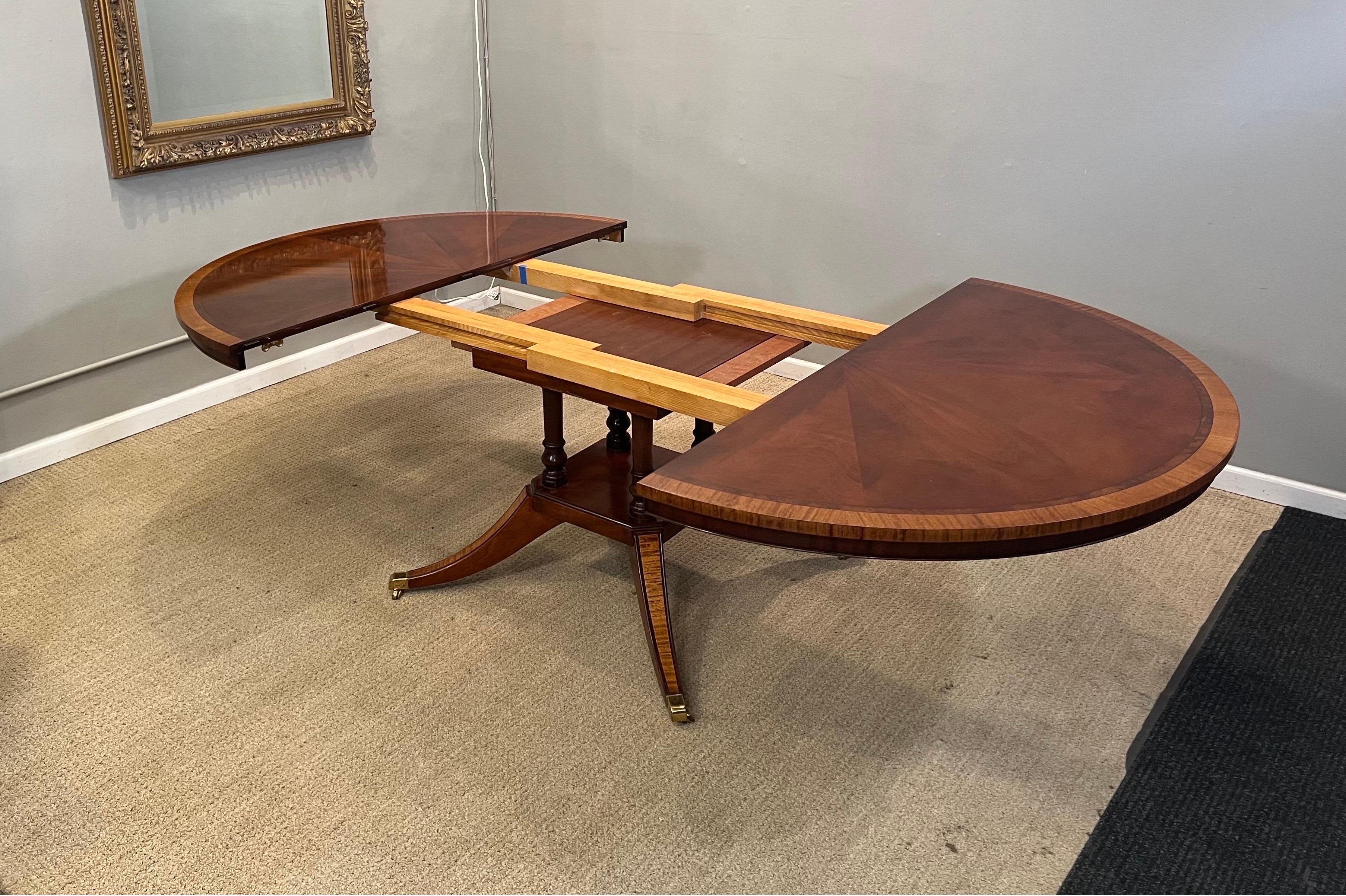 Mahogany & Cross-Banded Single Pedestal Extension, Dining Table with Two Leaves 1