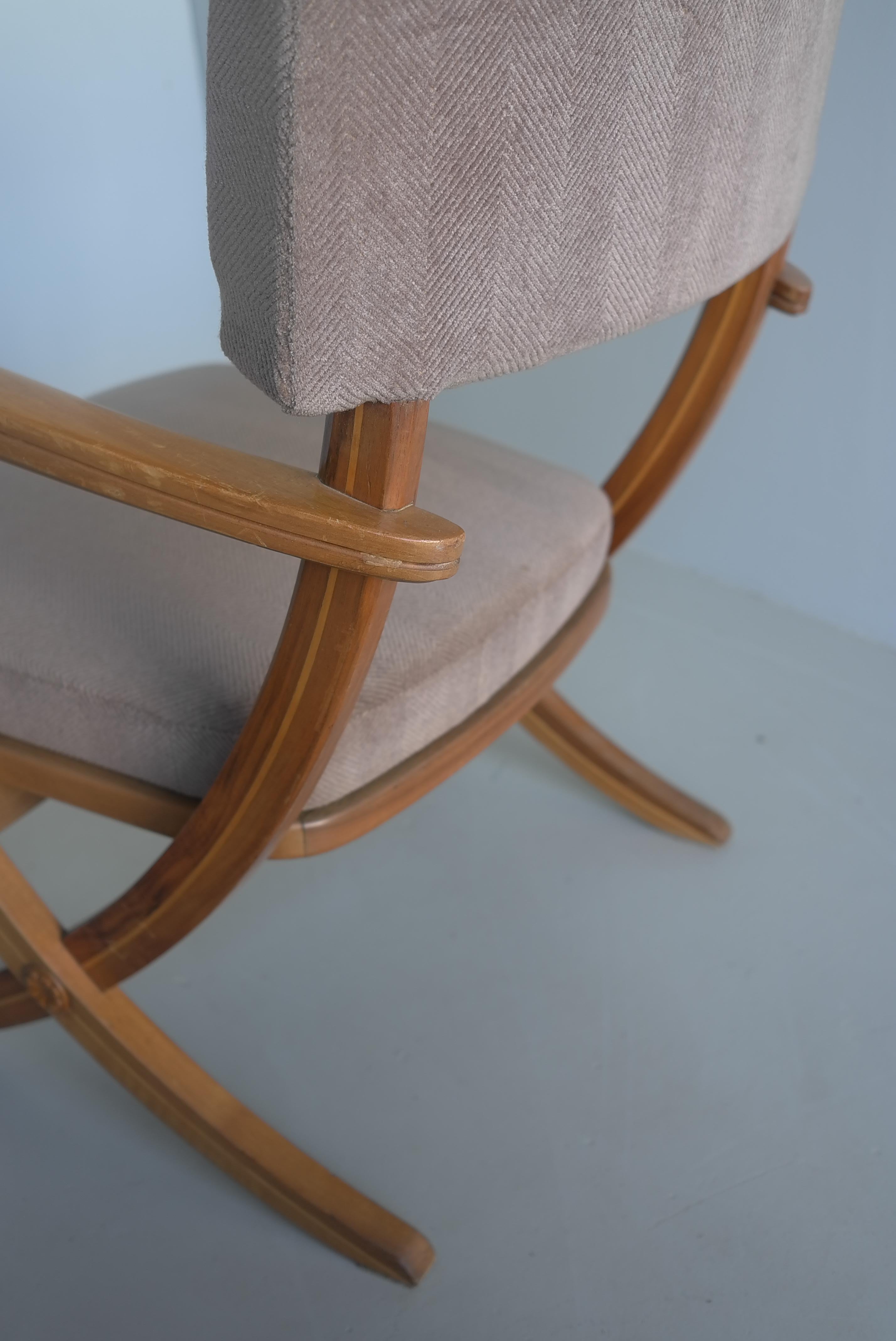 Poltrone neoclassiche con struttura a croce in mogano, Francia, anni '50 in vendita 6