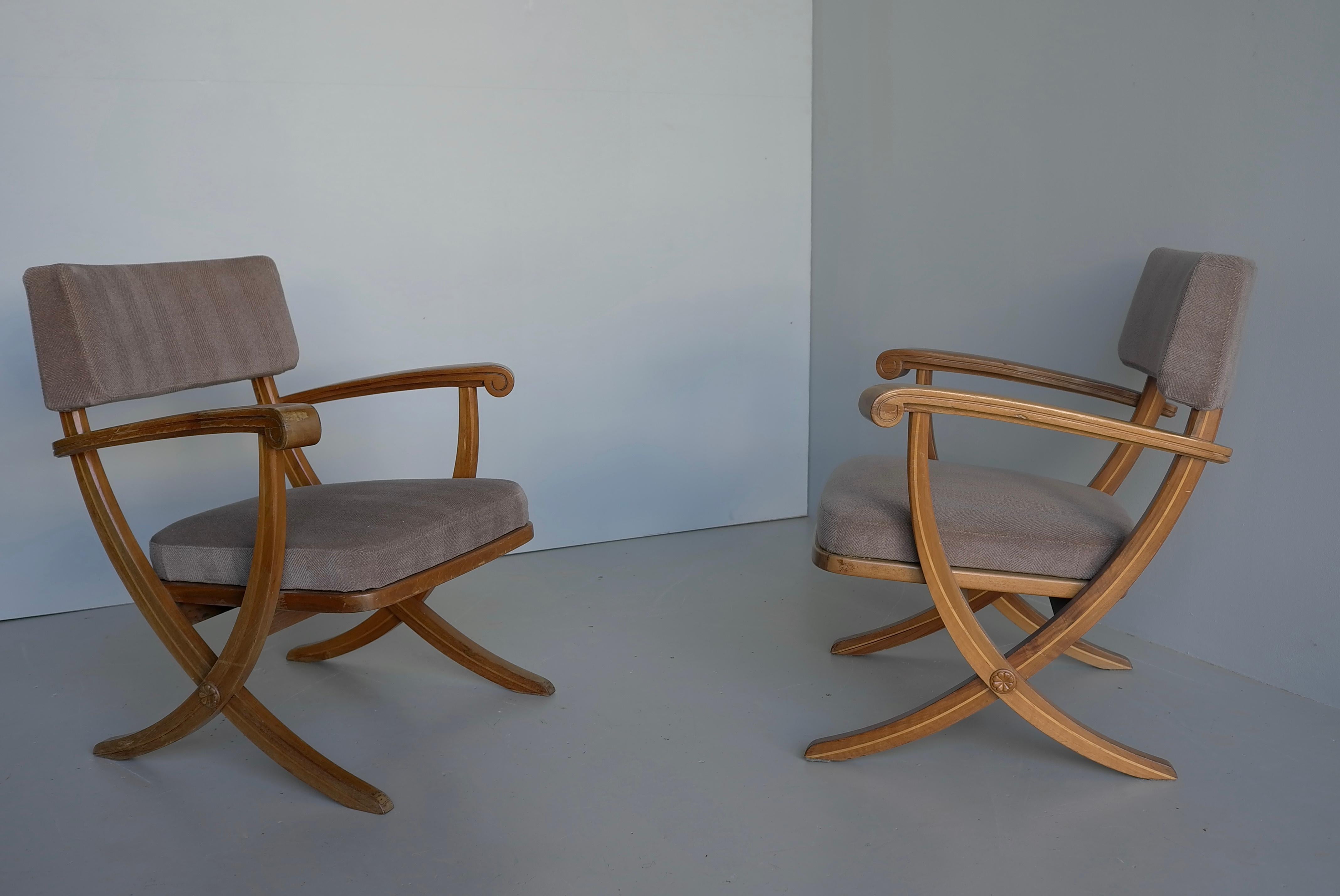 Mid-Century moderno Poltrone neoclassiche con struttura a croce in mogano, Francia, anni '50 in vendita