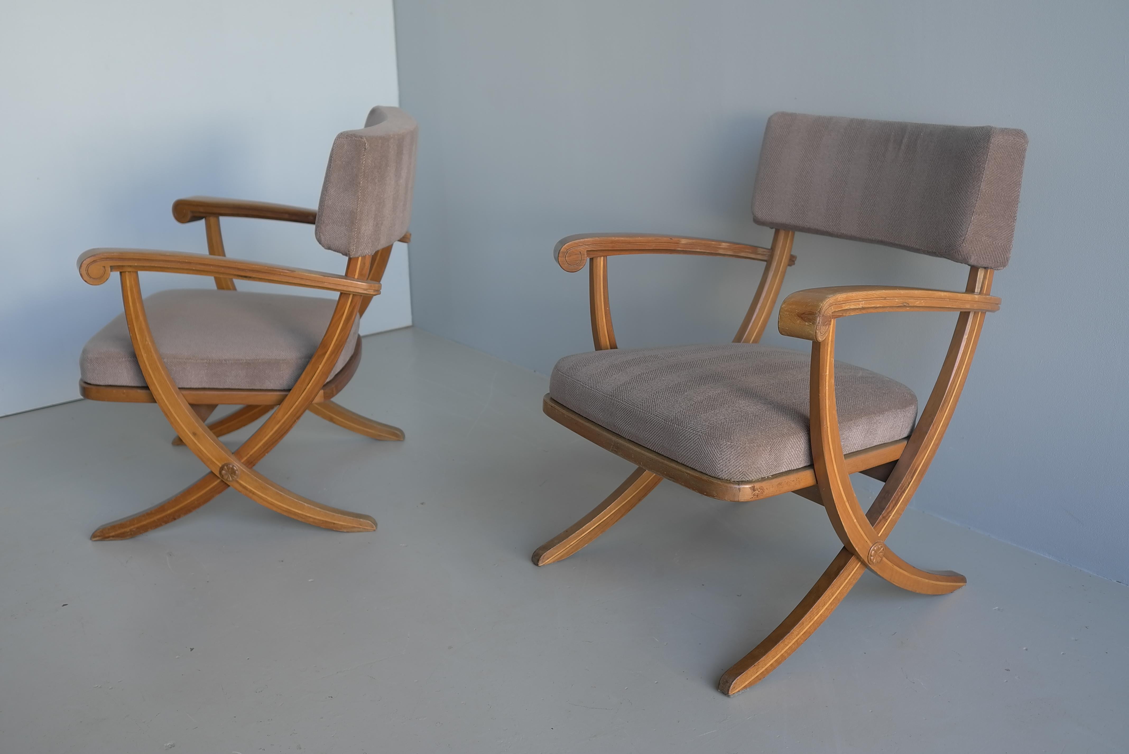 Poltrone neoclassiche con struttura a croce in mogano, Francia, anni '50 In condizioni buone in vendita a Den Haag, NL