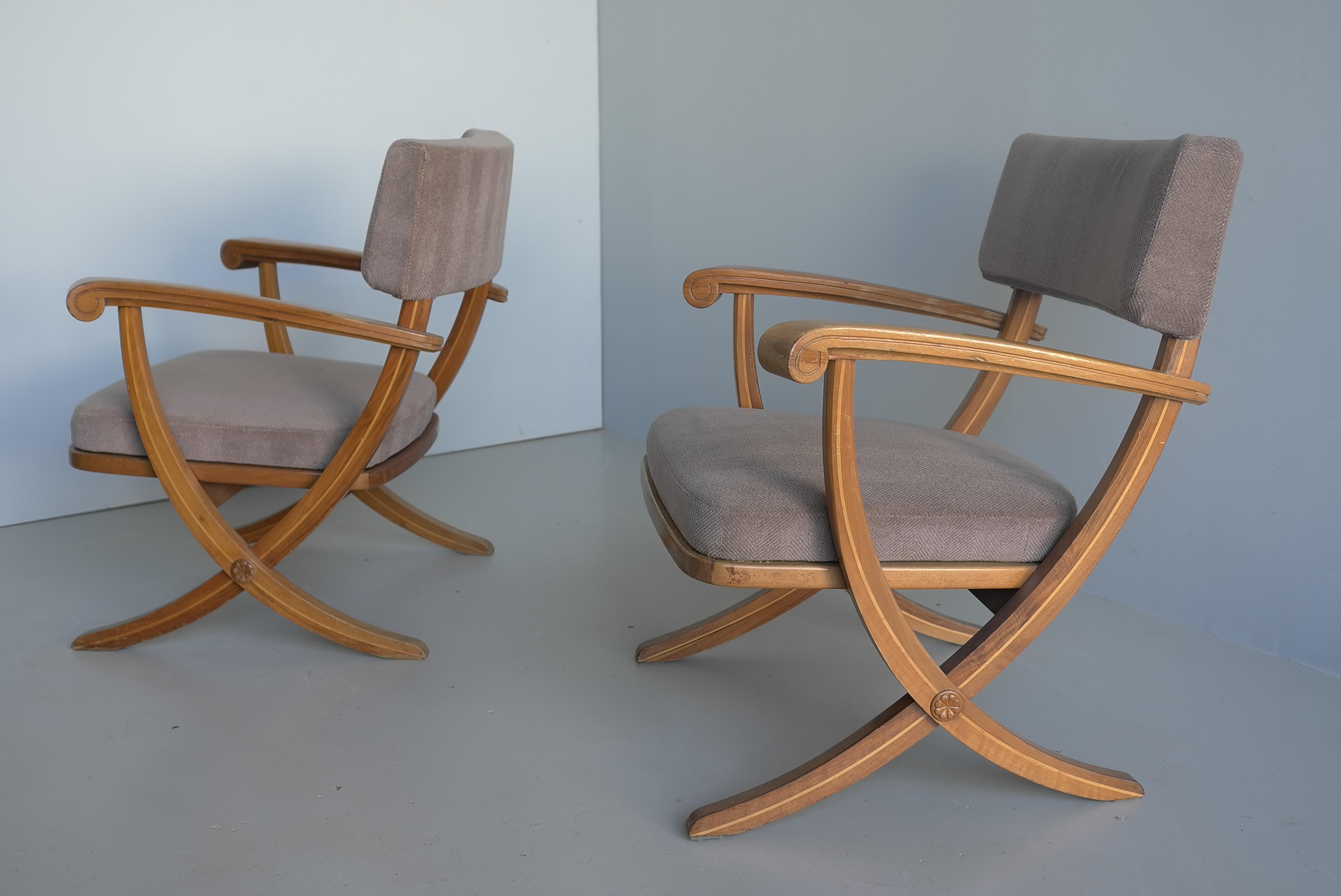 Metà XX secolo Poltrone neoclassiche con struttura a croce in mogano, Francia, anni '50 in vendita