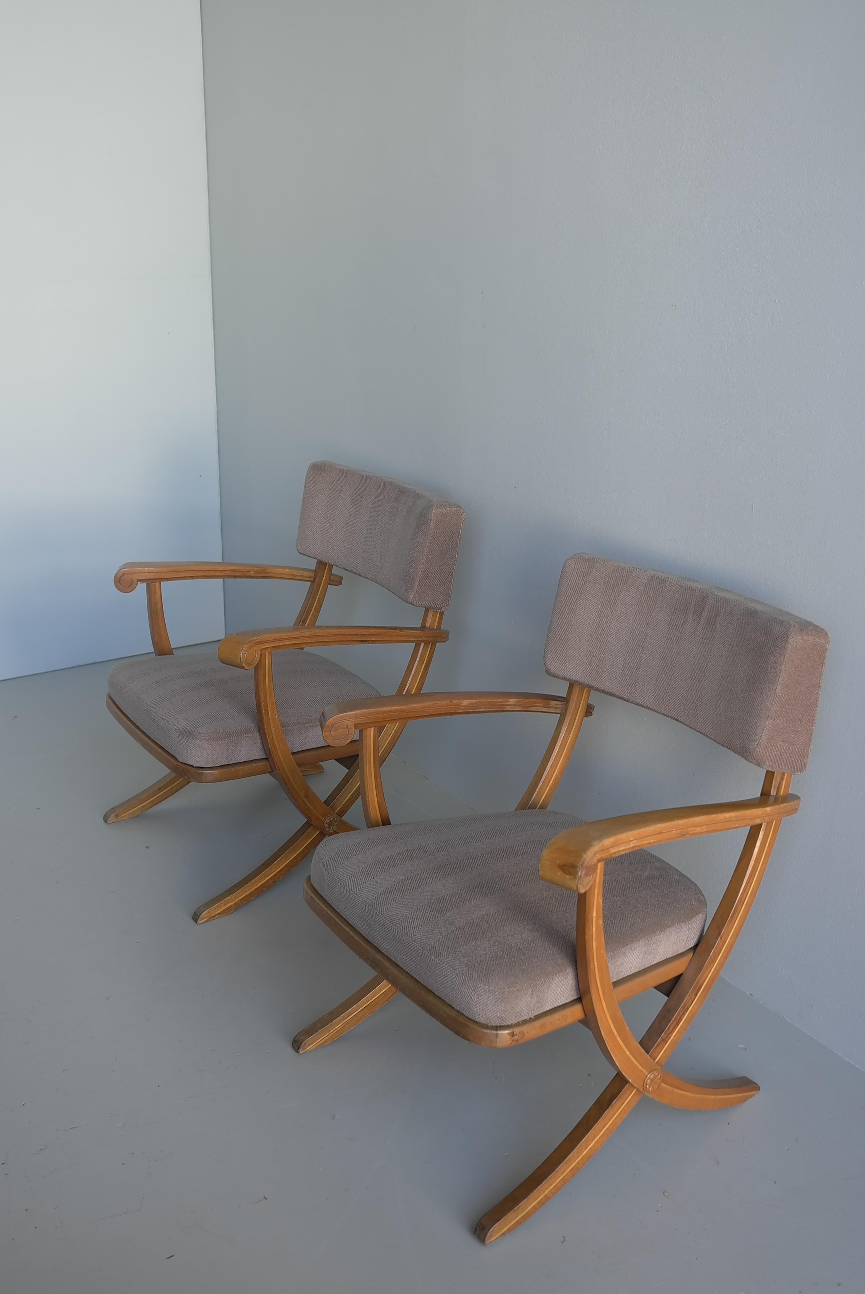 Legno Poltrone neoclassiche con struttura a croce in mogano, Francia, anni '50 in vendita