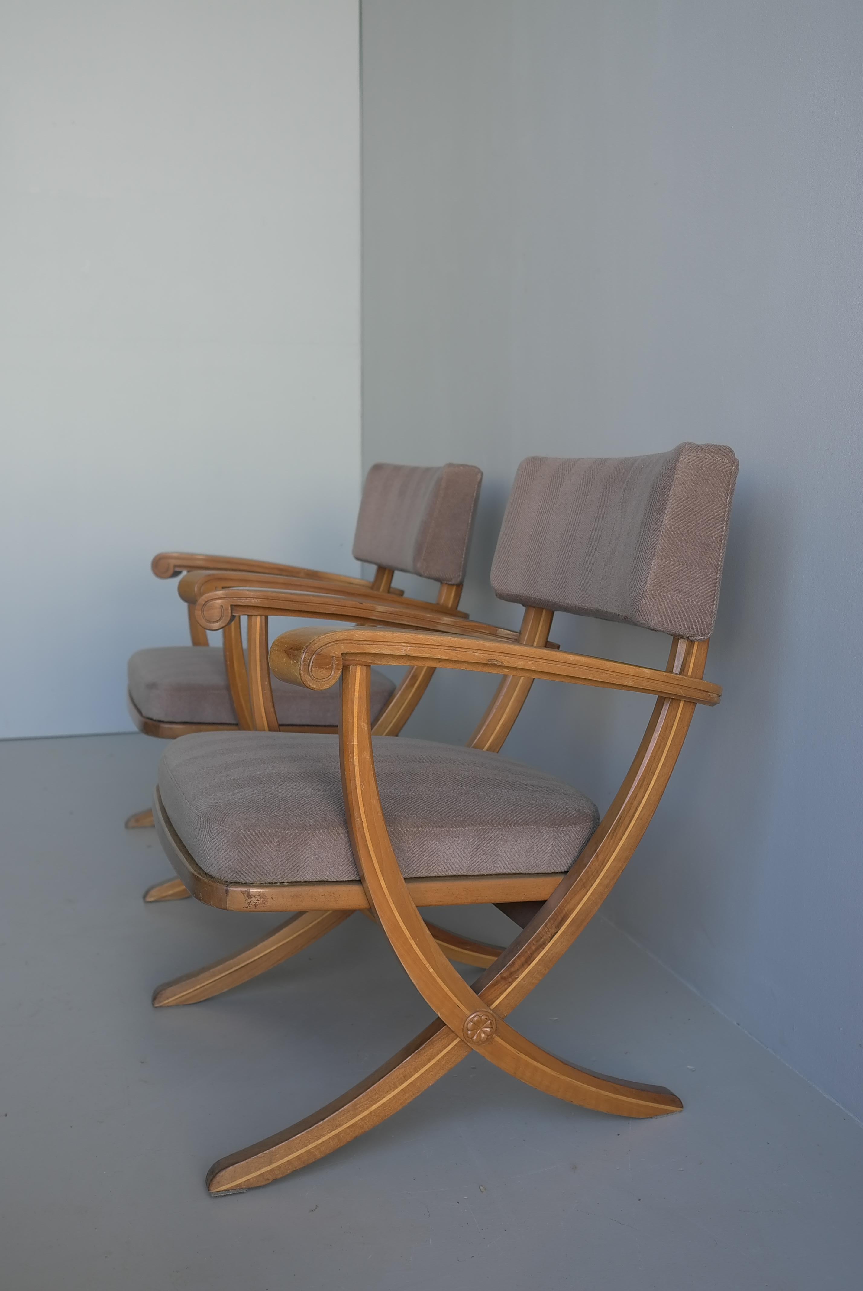 Poltrone neoclassiche con struttura a croce in mogano, Francia, anni '50 in vendita 1