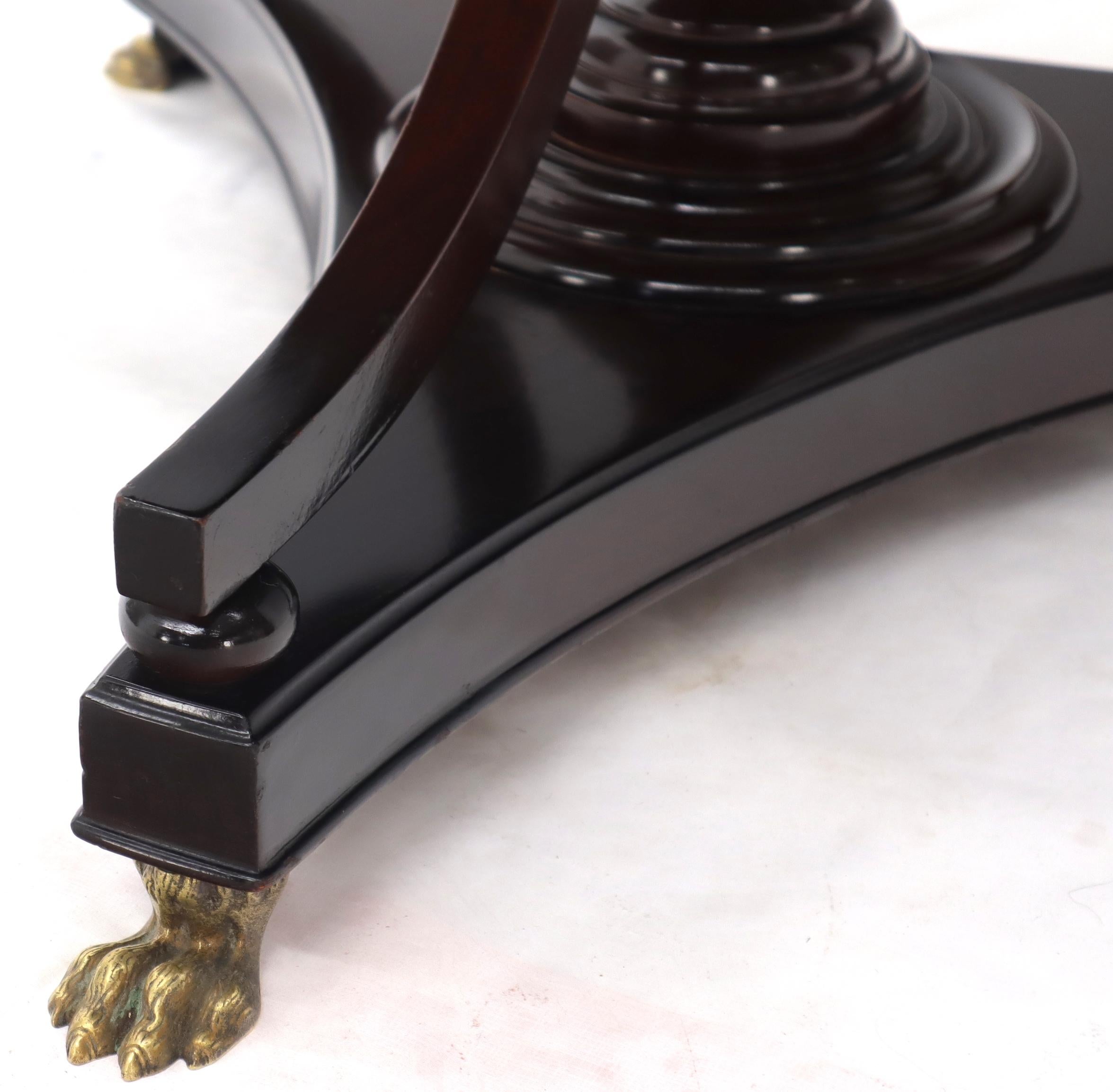 Regency Guéridon en forme de coupe en acajou avec base en marbre rose et pieds en forme de griffes en laiton en vente