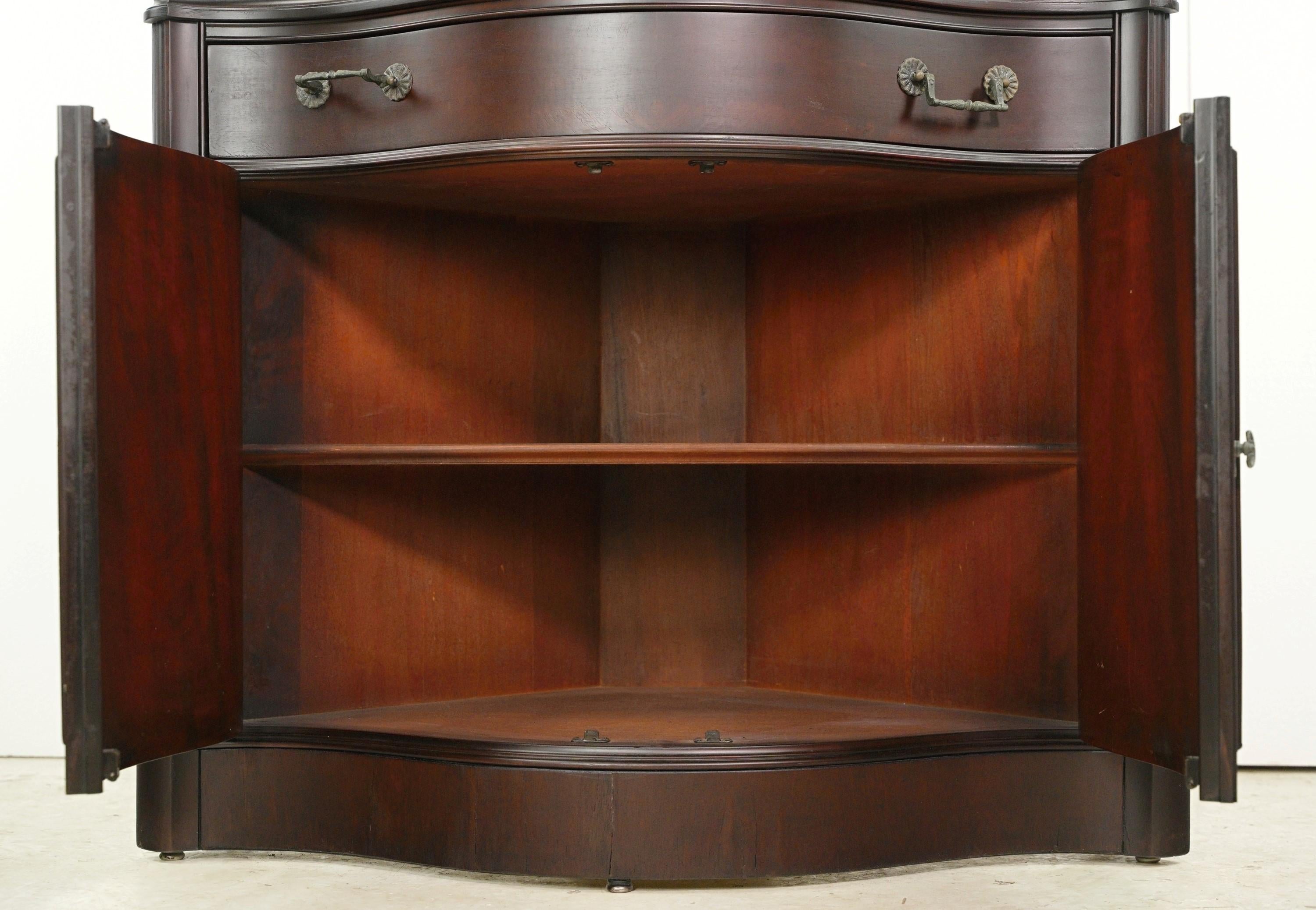 Mahogany Curved Glass Doors Corner Cabinet In Good Condition For Sale In New York, NY