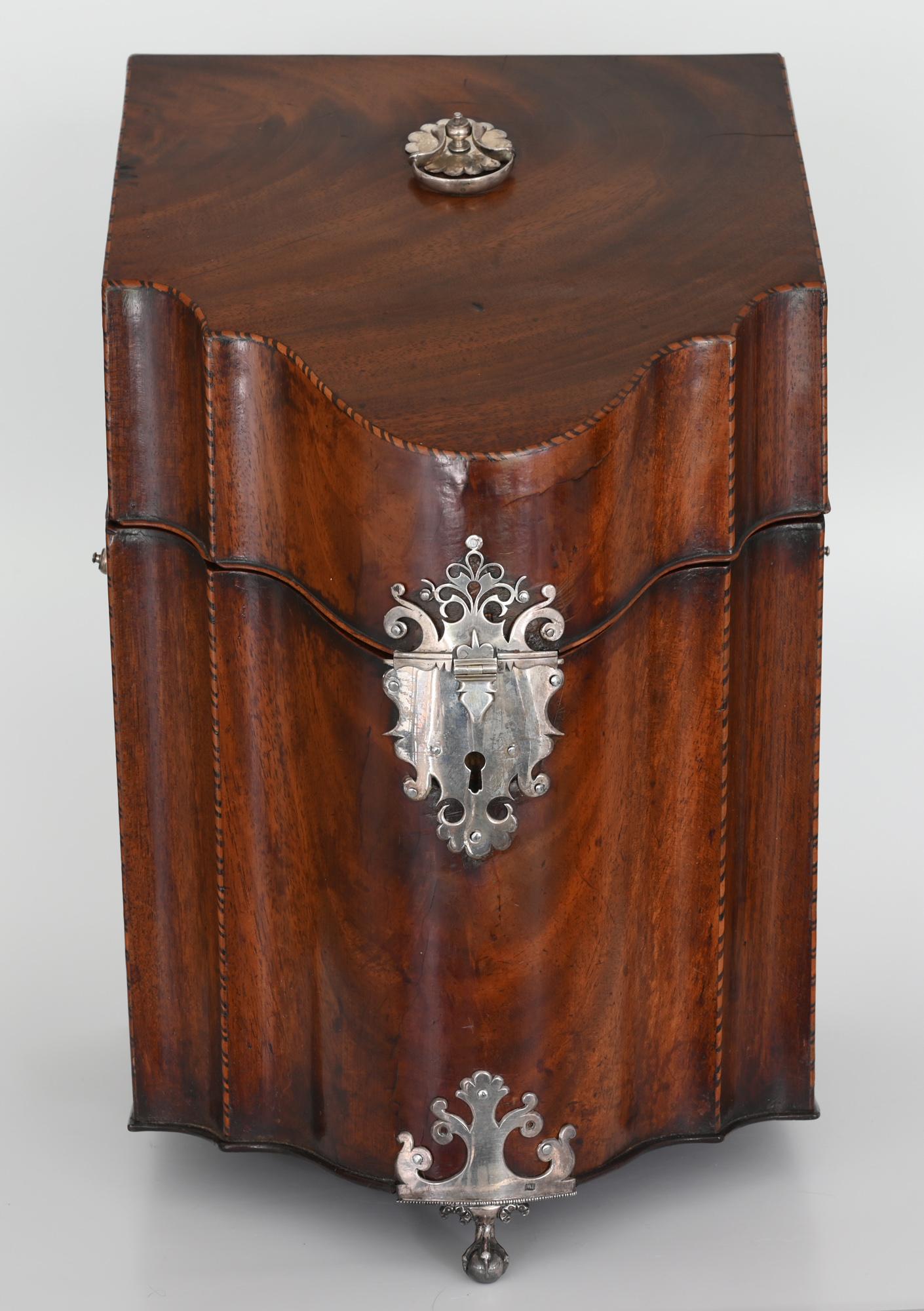 Mahogany cutlery box, Georgian end of 18th century, silver fittings, Weldrington

This serpentuine form box was made of beautiful flame mahogany and has herring bone pattern fruitwood stringing and interior edges. The cutlery box is made with