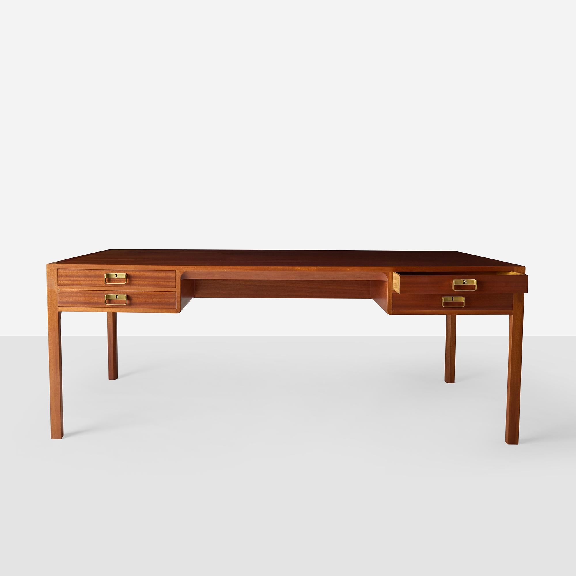 Mahogany Desk by Bernt Petersen for Dansk Mobelkunst In condizioni buone in vendita a San Francisco, CA