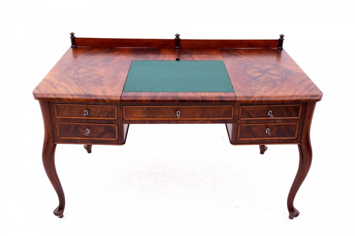 Escritorio antiguo de finales del siglo XIX, norte de Europa.

El mueble está en muy buen estado, tras una renovación profesional.

Dimensiones: 88 cm / ancho 135 cm / fondo 76 cm