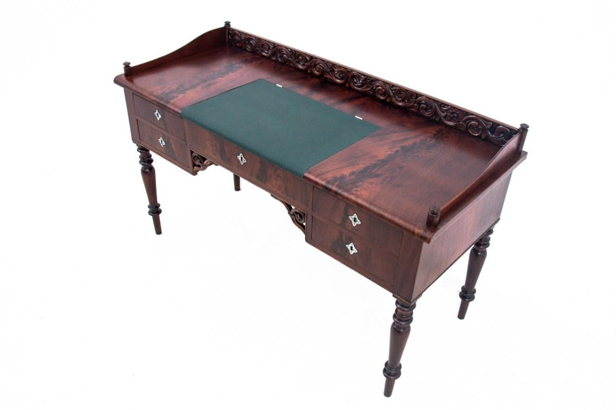 Antique mahogany desk from the late 19th century.

Furniture in very good condition, after professional renovation.

Dimensions: height 88 cm / width 146 cm / depth 61 cm