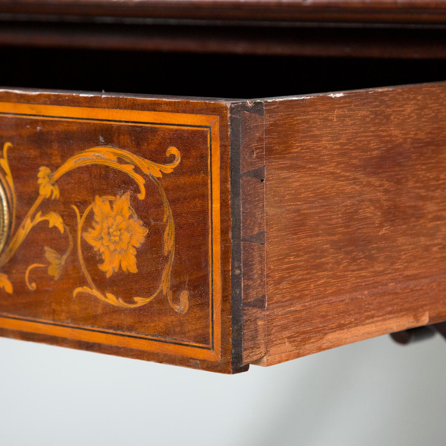 Mahagoni-Schreibtisch mit detaillierter floraler Intarsienarbeit und geschnitztem Dekor im Angebot 5