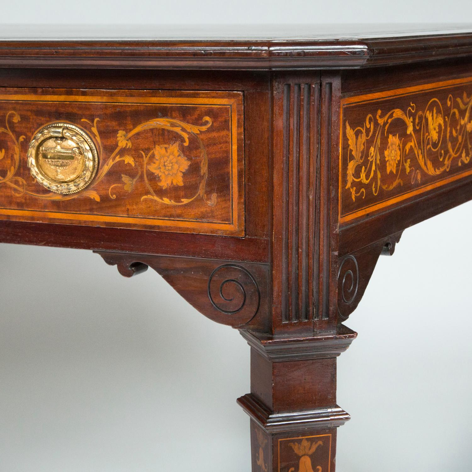 Mahagoni-Schreibtisch mit detaillierter floraler Intarsienarbeit und geschnitztem Dekor im Angebot 1