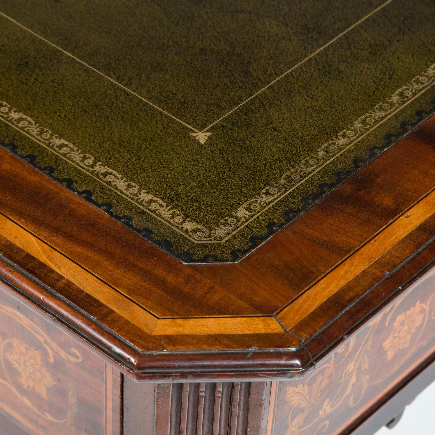 Mahagoni-Schreibtisch mit detaillierter floraler Intarsienarbeit und geschnitztem Dekor im Angebot 2