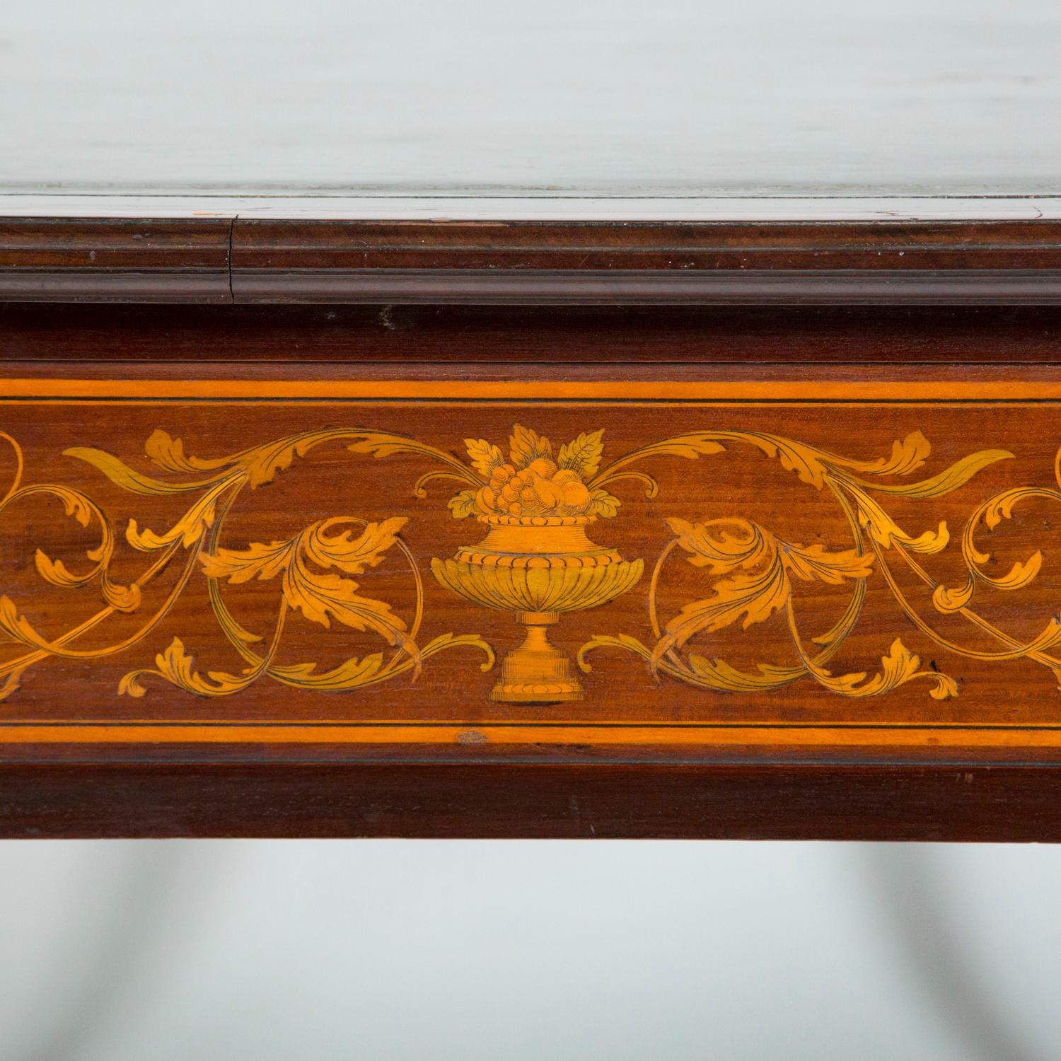 Mahagoni-Schreibtisch mit detaillierter floraler Intarsienarbeit und geschnitztem Dekor im Angebot 3