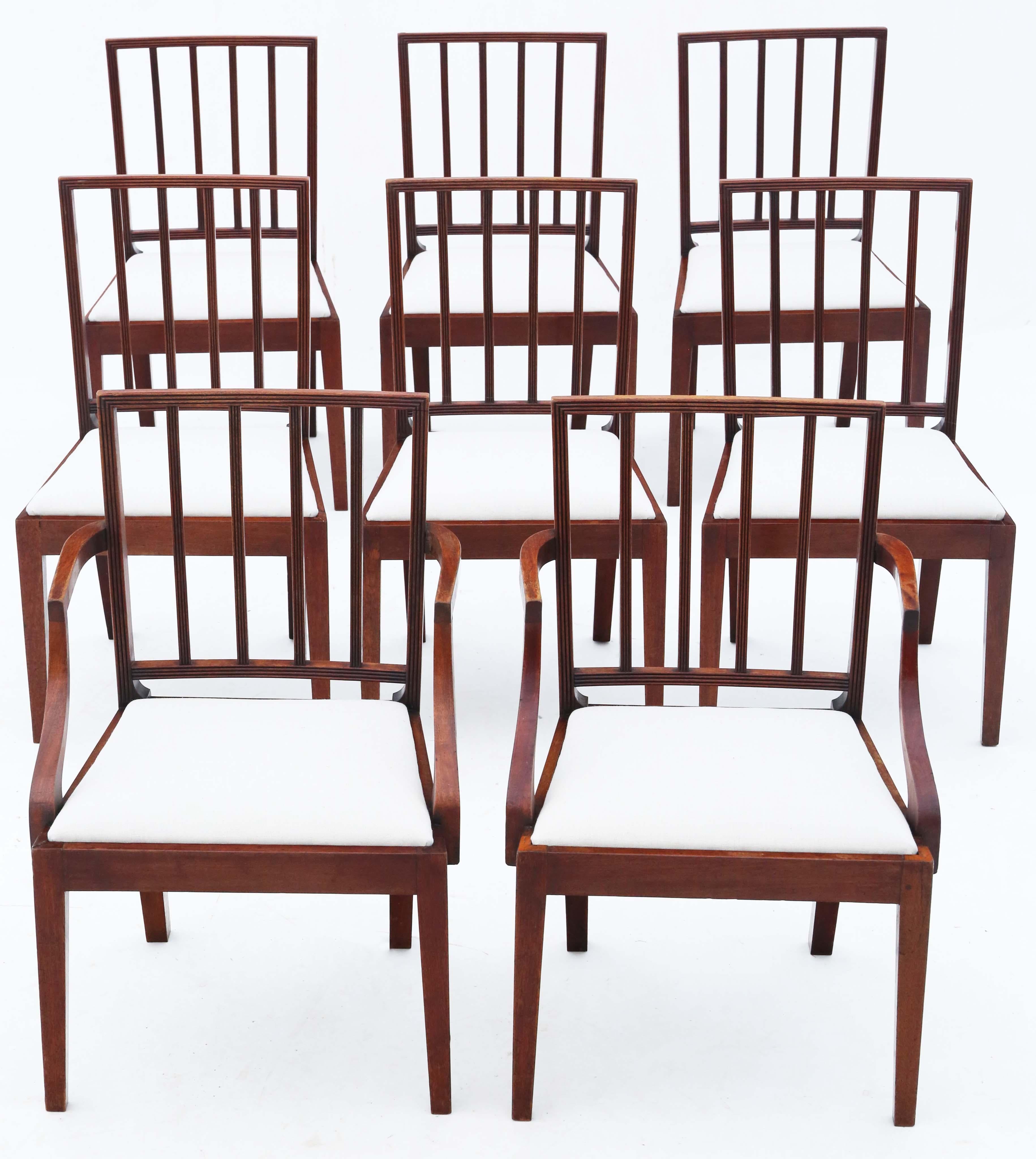 Découvrez l'élégance rare de cet ensemble exceptionnel de 8 (6 plus 2) chaises de salle à manger en acajou du début du XIXe siècle, datant d'environ 1820. Ces chaises présentent un design simple mais élégant qui incarne la sophistication de