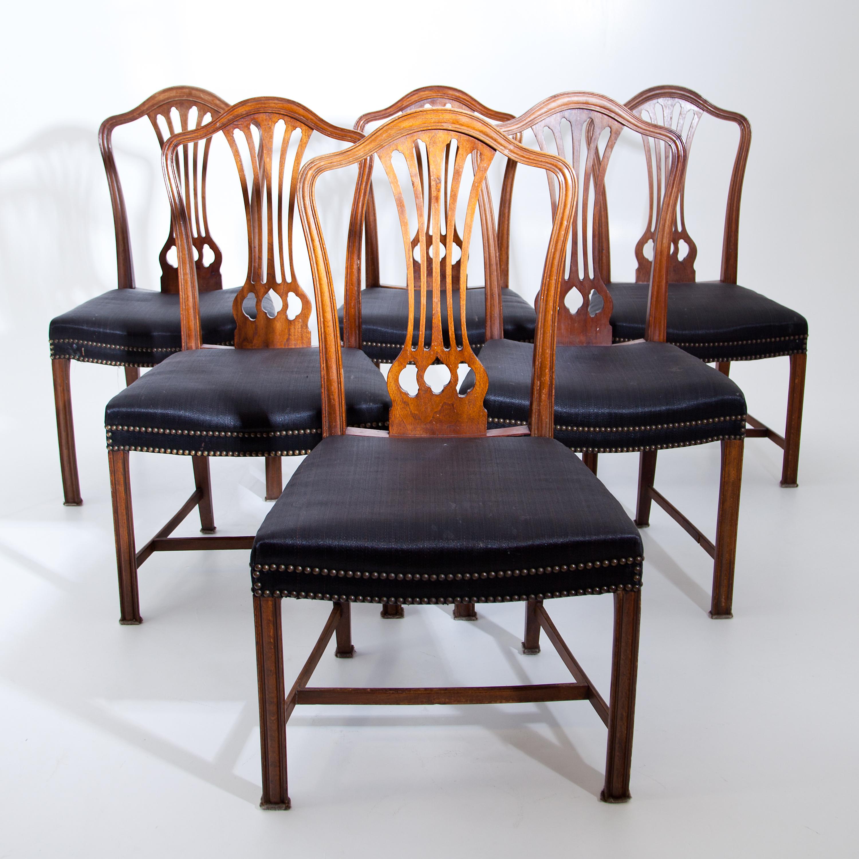 Set of six mahogany dining room chairs on straight, fluted legs at the front, and slightly flared rear legs with H-shaped strutting. The rounded backrest is decorated with a fan-shaped cut-out board. The seats are covered with black horsehair with