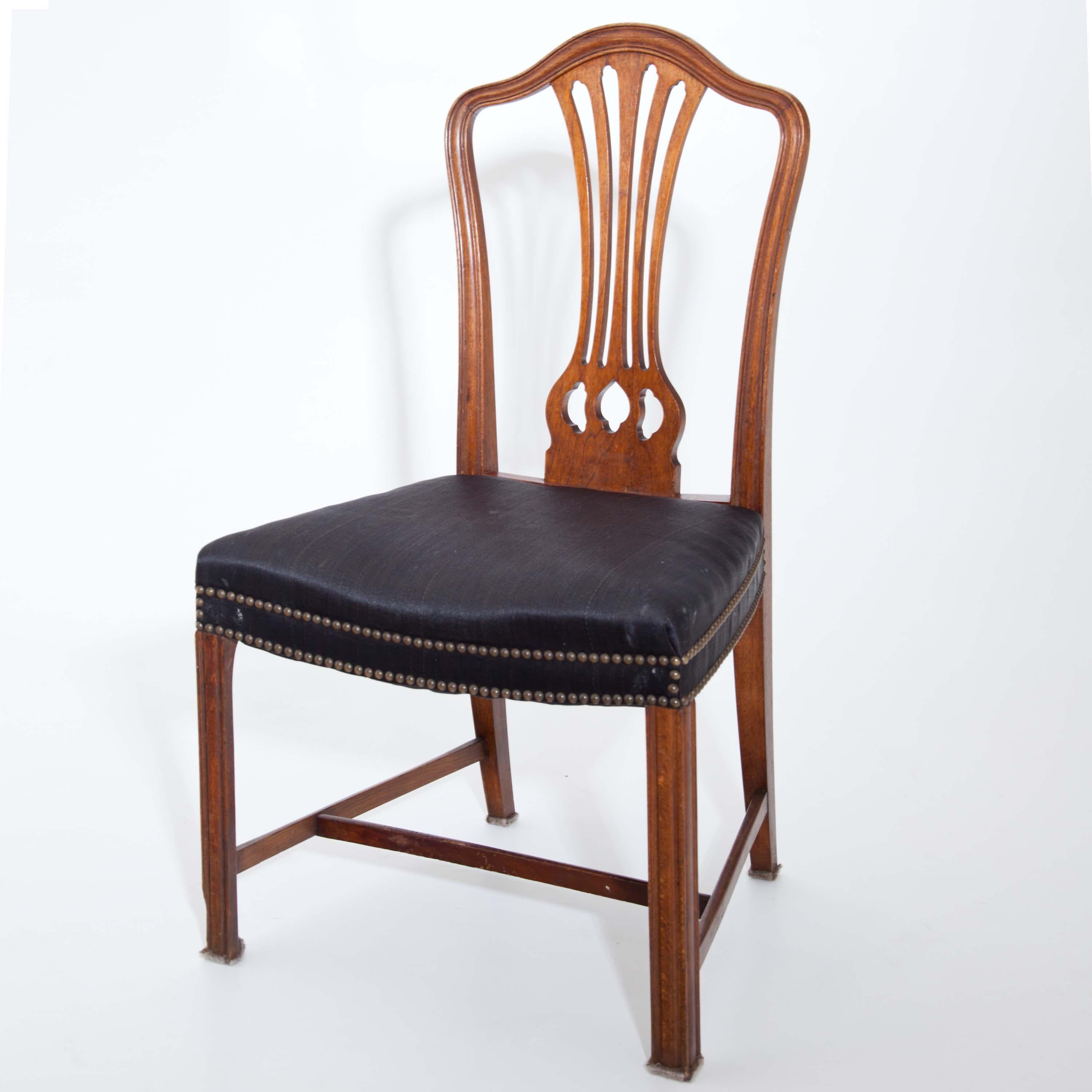 Mahogany Dining Room Chairs after Chippendale, England, circa 1800 4