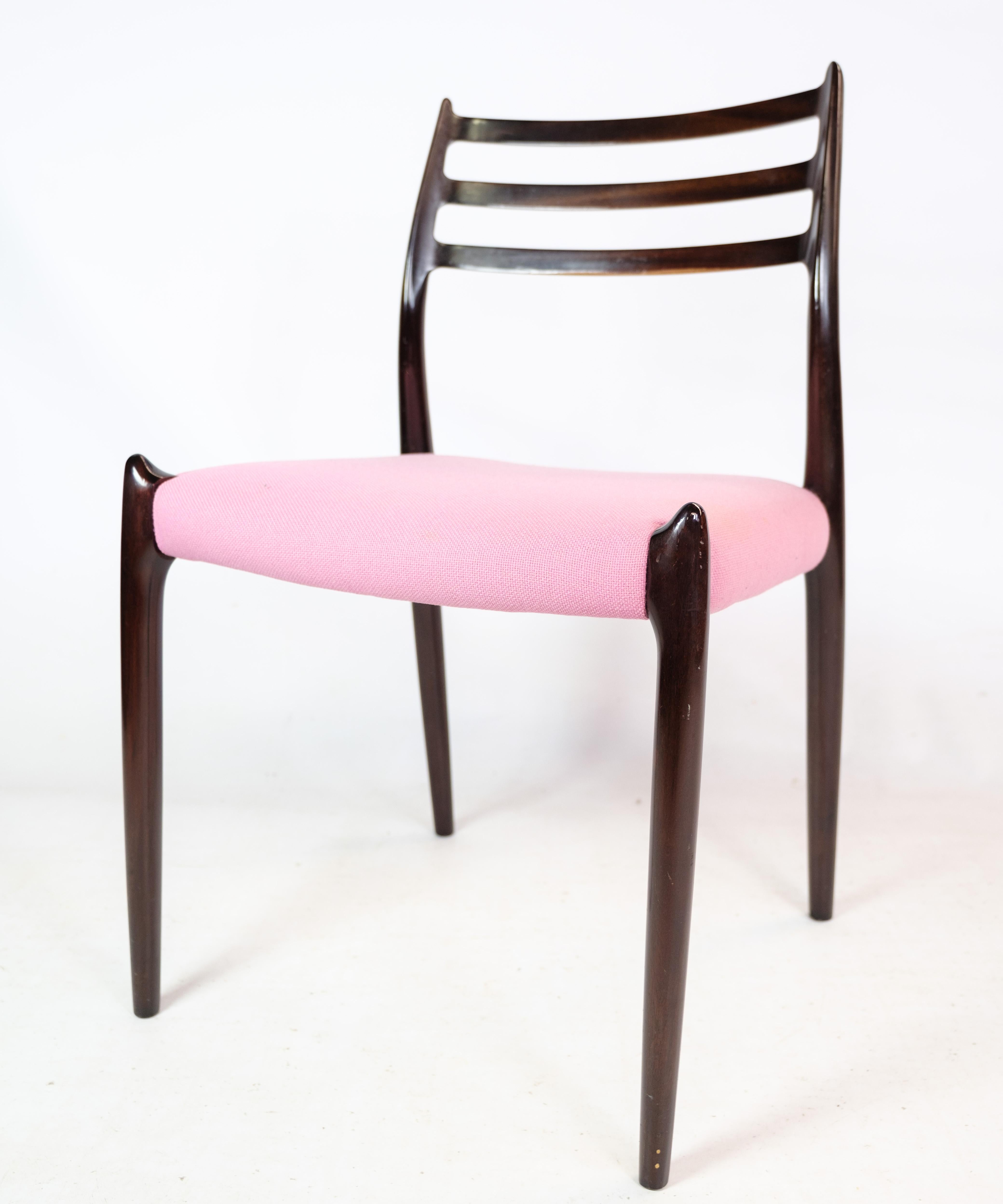 Esstischstühle aus Mahagoni, Modell 78, entworfen von N.O Møller und hergestellt von JL Møller. Gepolstert mit rosafarbenem Stoff, der sich in einem sehr guten gebrauchten Zustand befindet. Wir haben eine professionelle Werkstatt, so dass wir, falls
