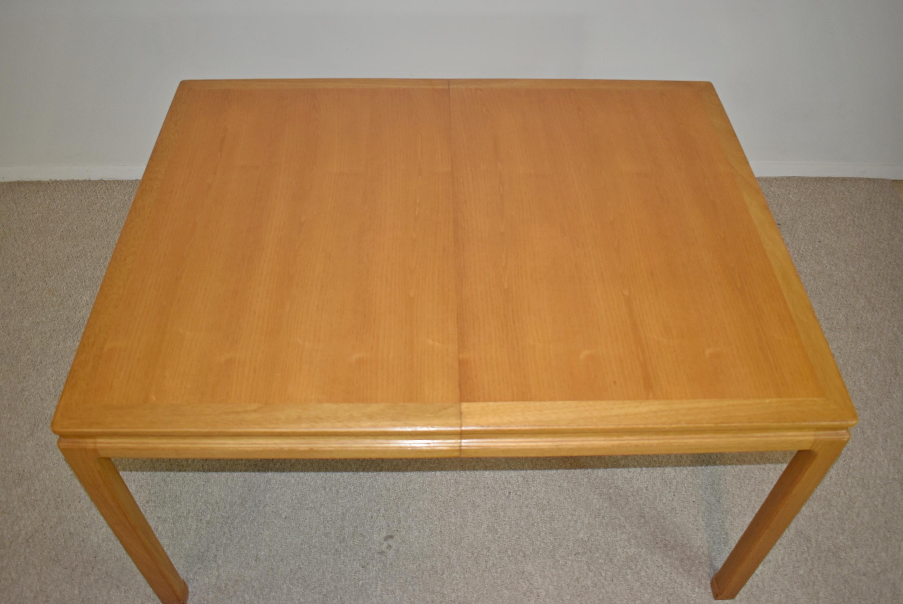 Table de salle à manger en acajou avec deux abattants, conçue par Edward Wormley pour Dunbar Furniture dans les années 1950. Livré avec deux feuilles de 24